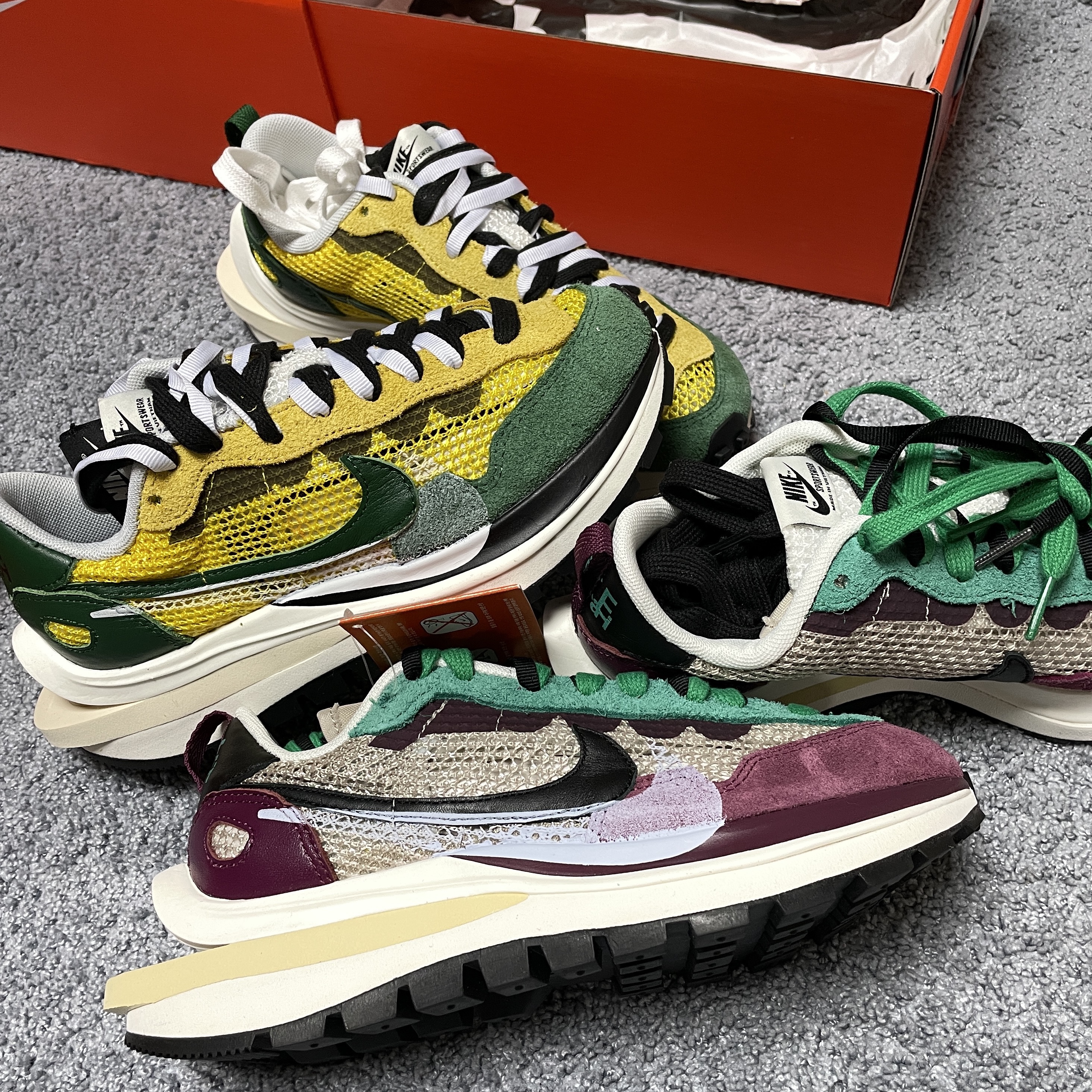 Nike x Sacai VaporWaffle Tour Yellow & Gorge Green Sail, Nike x Sacai VaporWaffle String & Black Villain Red 착용 스타일