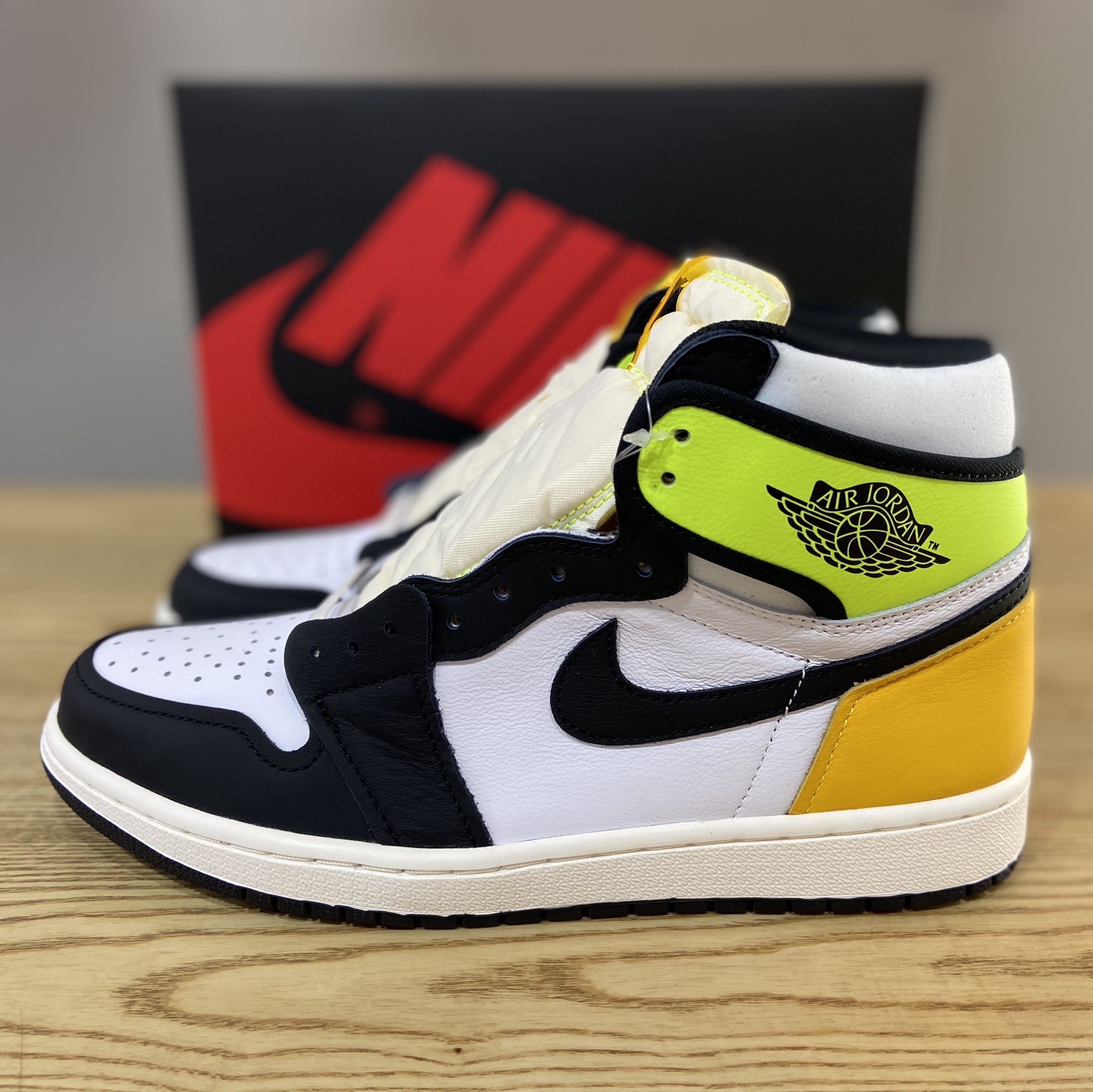 Jordan 1 Retro High OG Volt Gold 착용 스타일