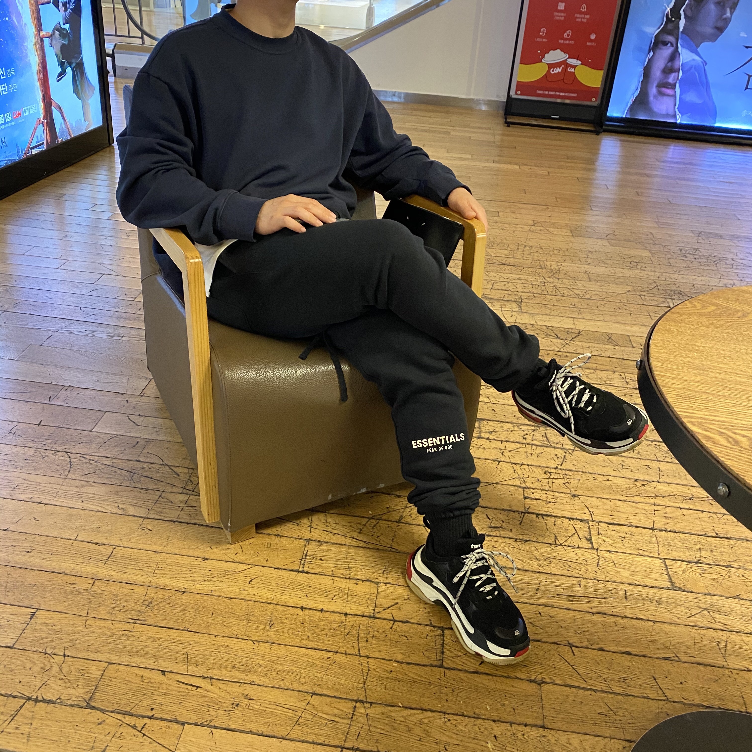 Balenciaga Triple S Trainer Black White Red 2018, Essentials Sweatpants Dark Slate/Black 2020 착용 스타일