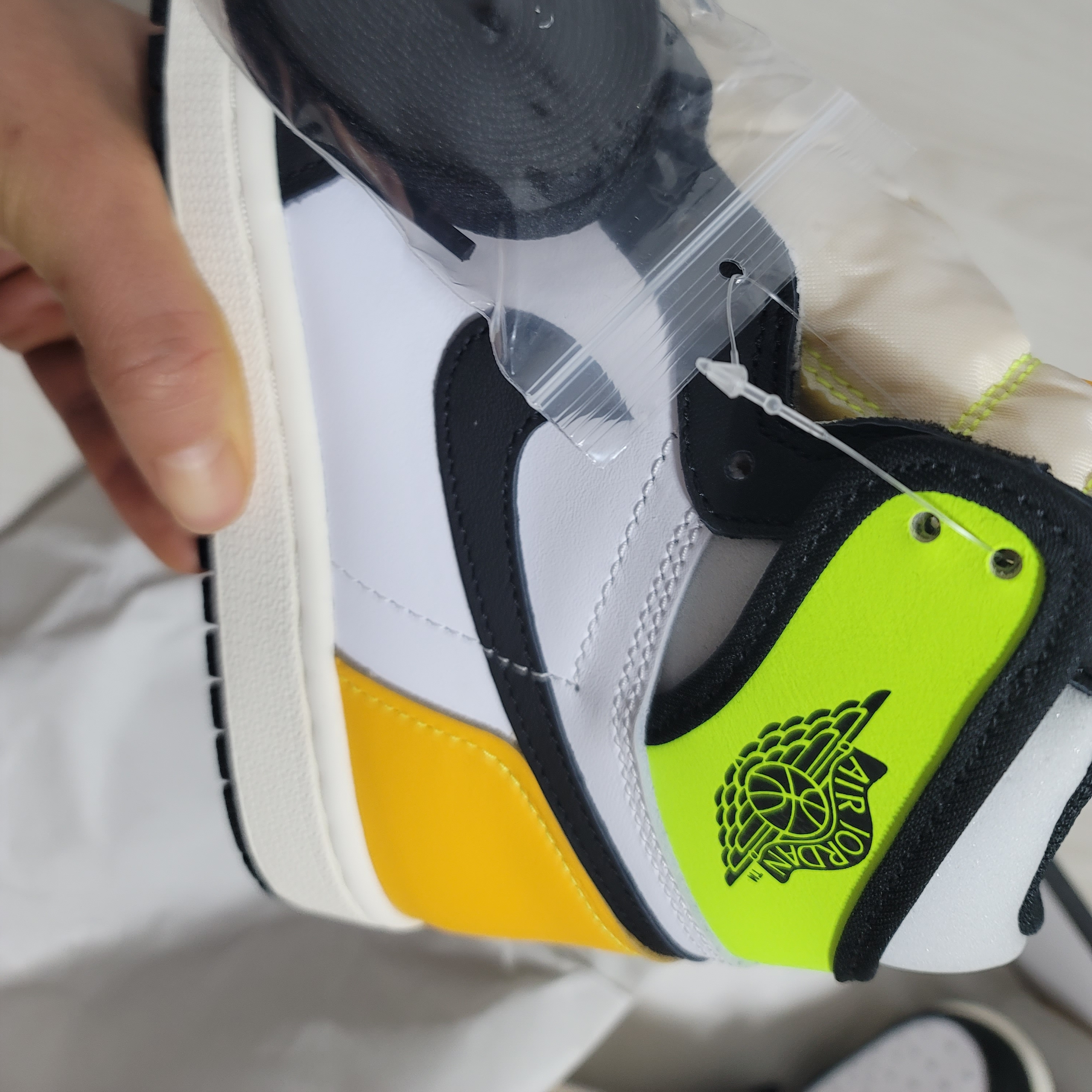 Jordan 1 Retro High OG Volt Gold 착용 스타일