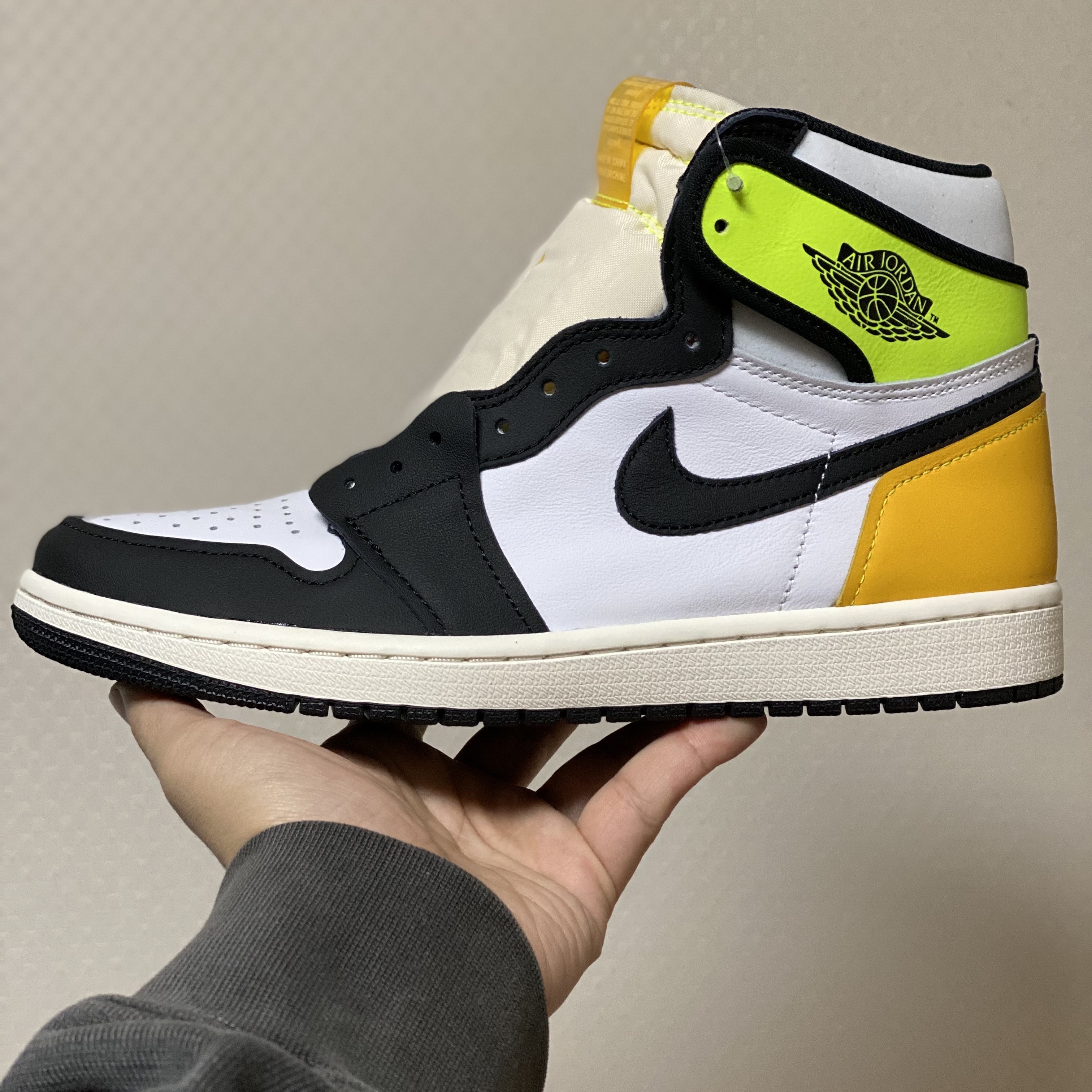 Jordan 1 Retro High OG Volt Gold 착용 스타일 - 1