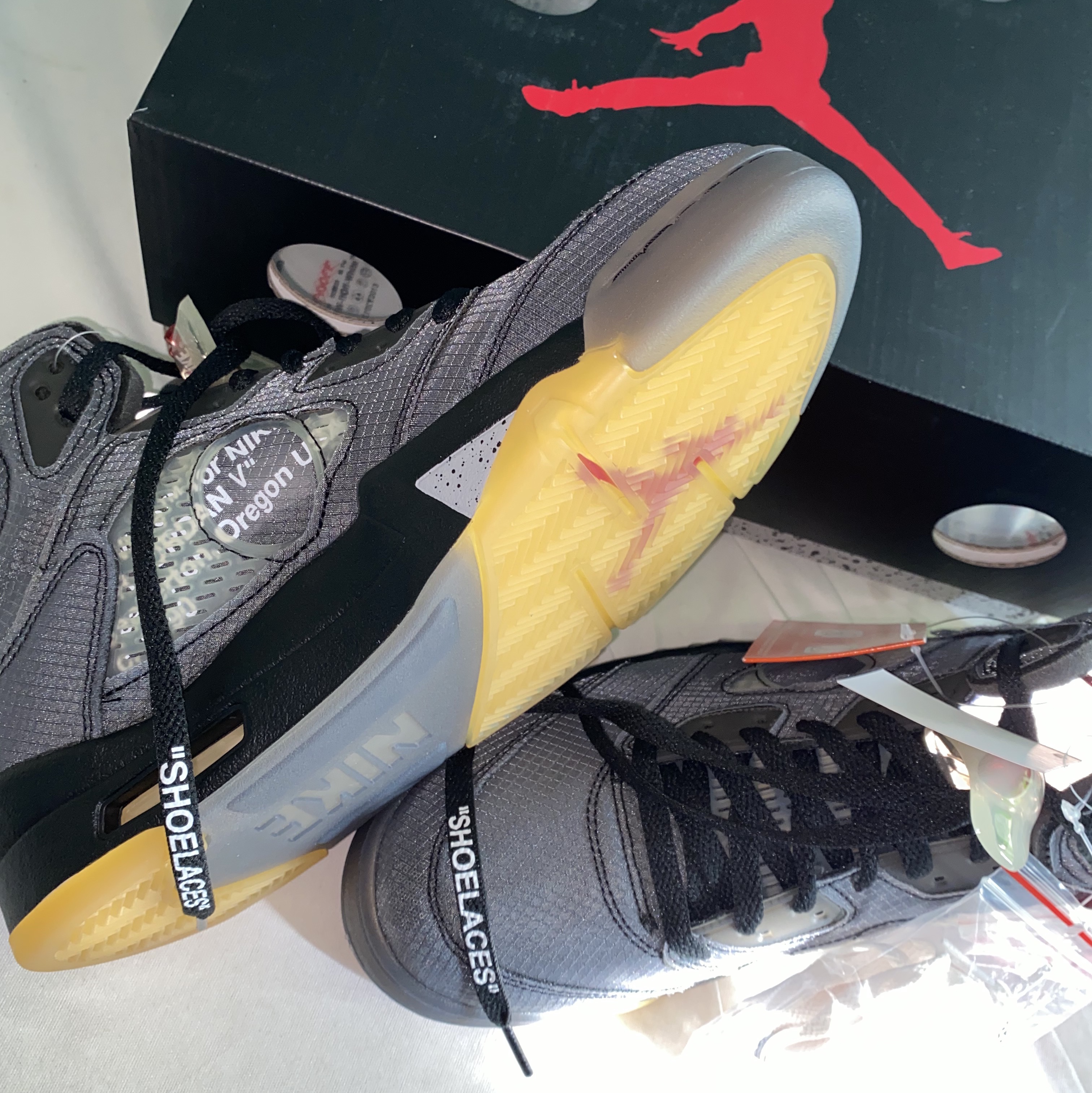 Nike Dunk Low Retro Medium Grey, Jordan 5 x Off-White Retro SP Black Muslin 착용 스타일 - 2