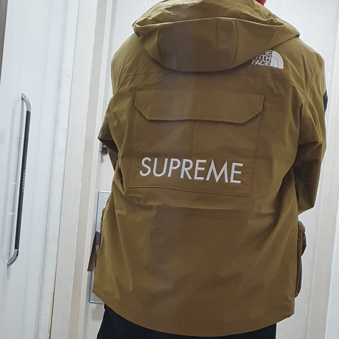 Supreme x The North Face Cargo Jacket Gold - 20SS, Jordan 1 Retro High Rookie of the Year 착용 스타일 - 1