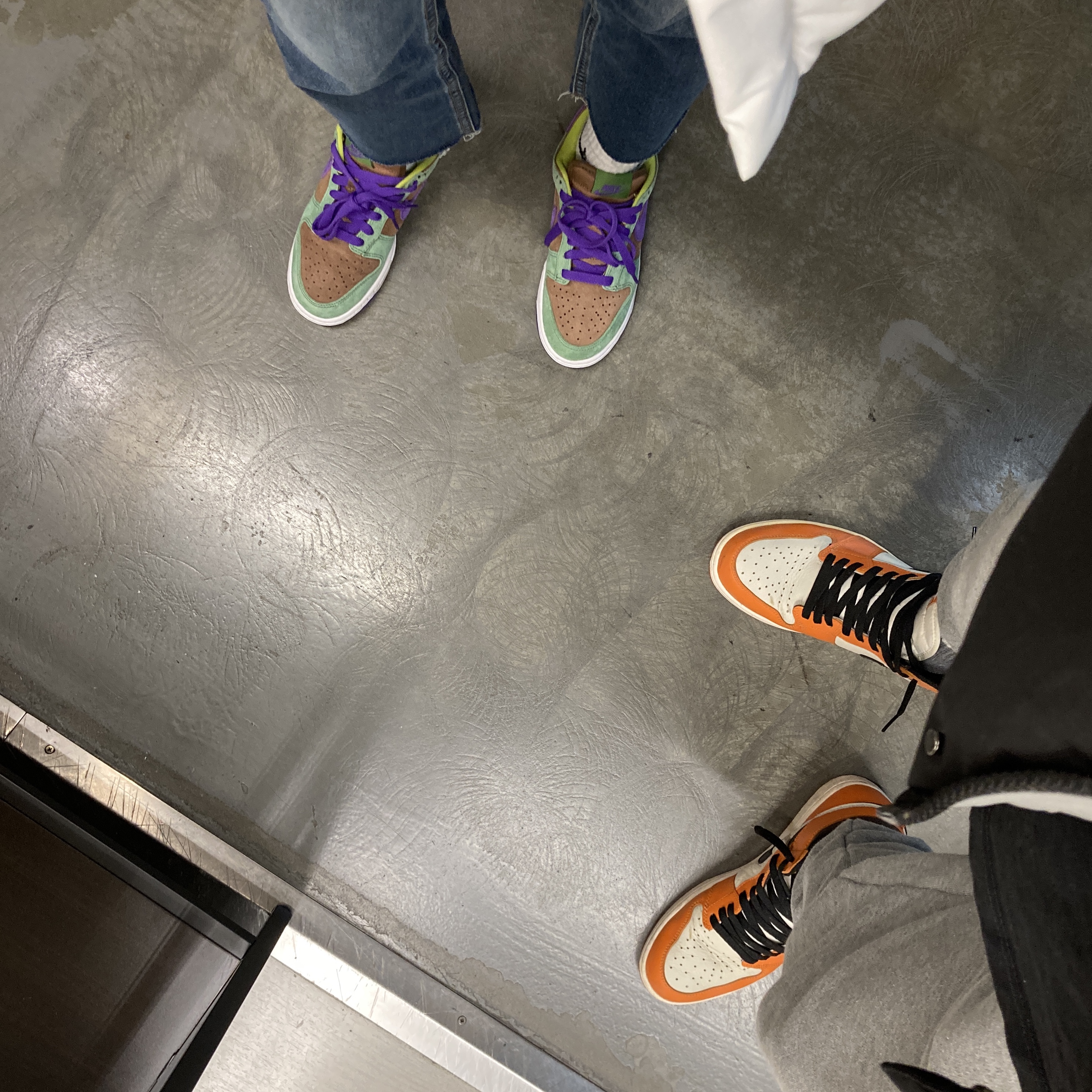 Jordan 1 Retro High OG Reverse Shattered Backboard, Nike Dunk Low SP Veneer 착용 스타일