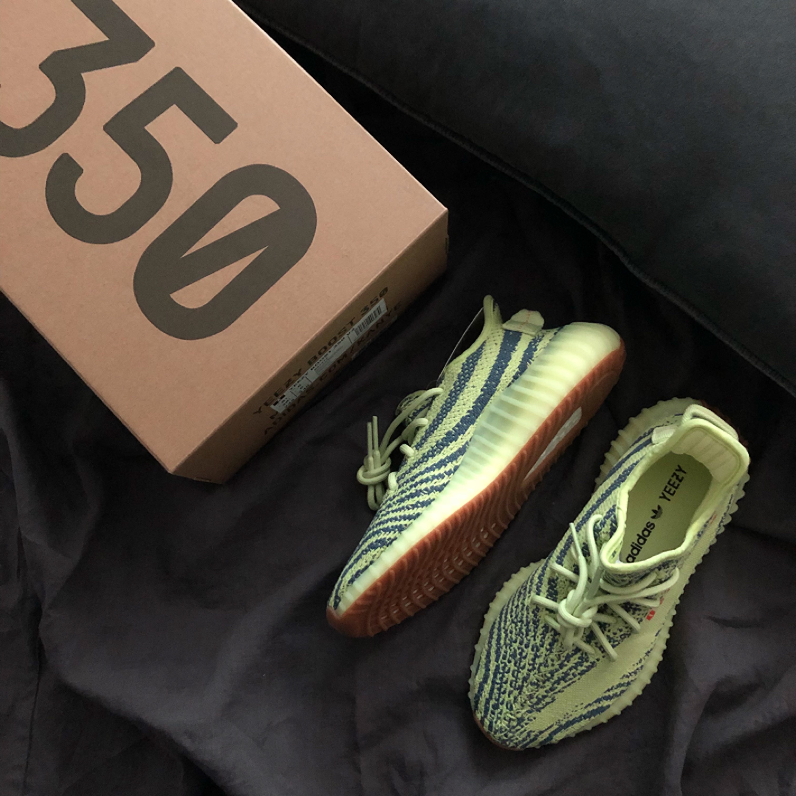 Adidas Yeezy Boost 350 V2 Semi Frozen Yellow 착용 스타일