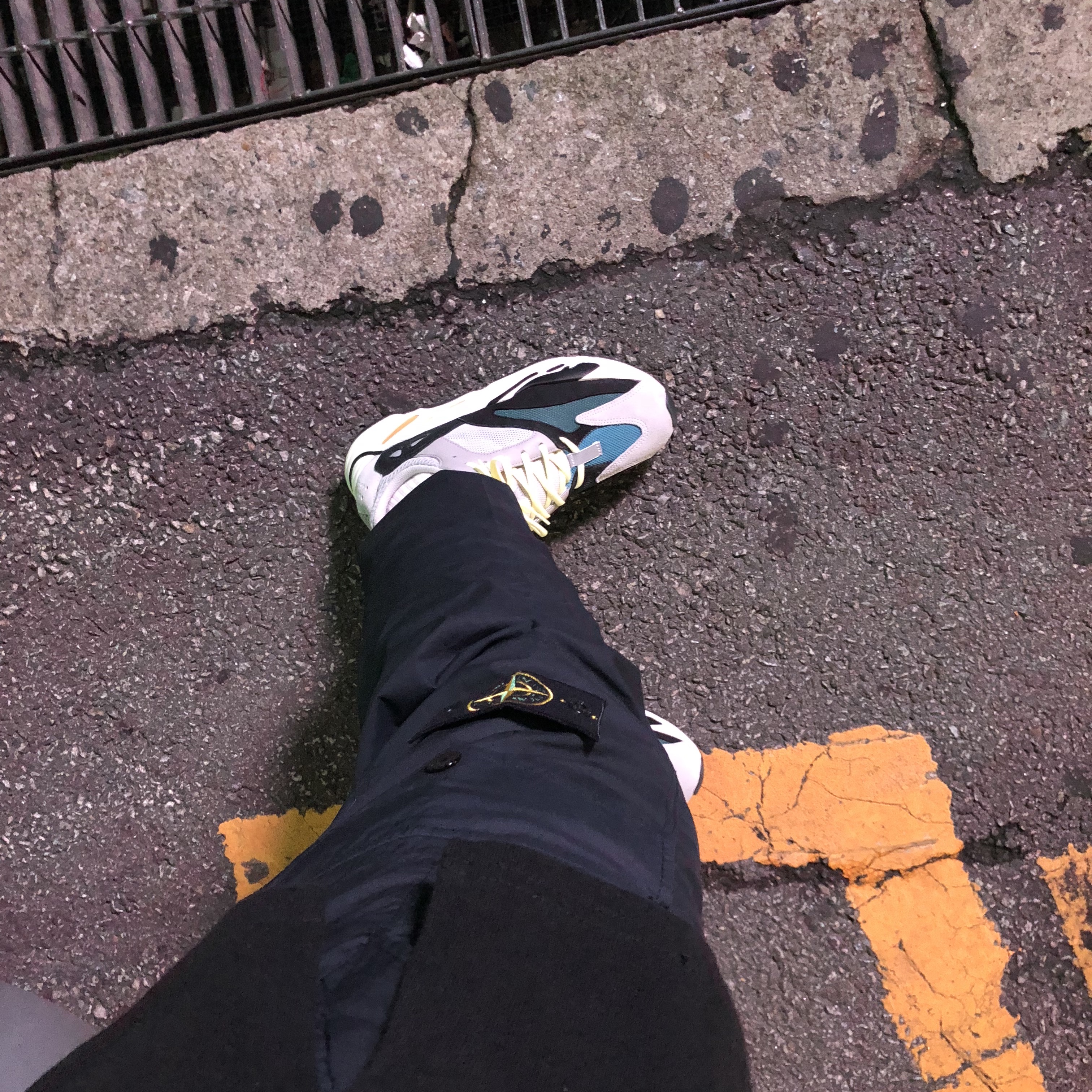 Adidas Yeezy Boost 700 Wave Runner Solid Grey 2017/2019 착용 스타일