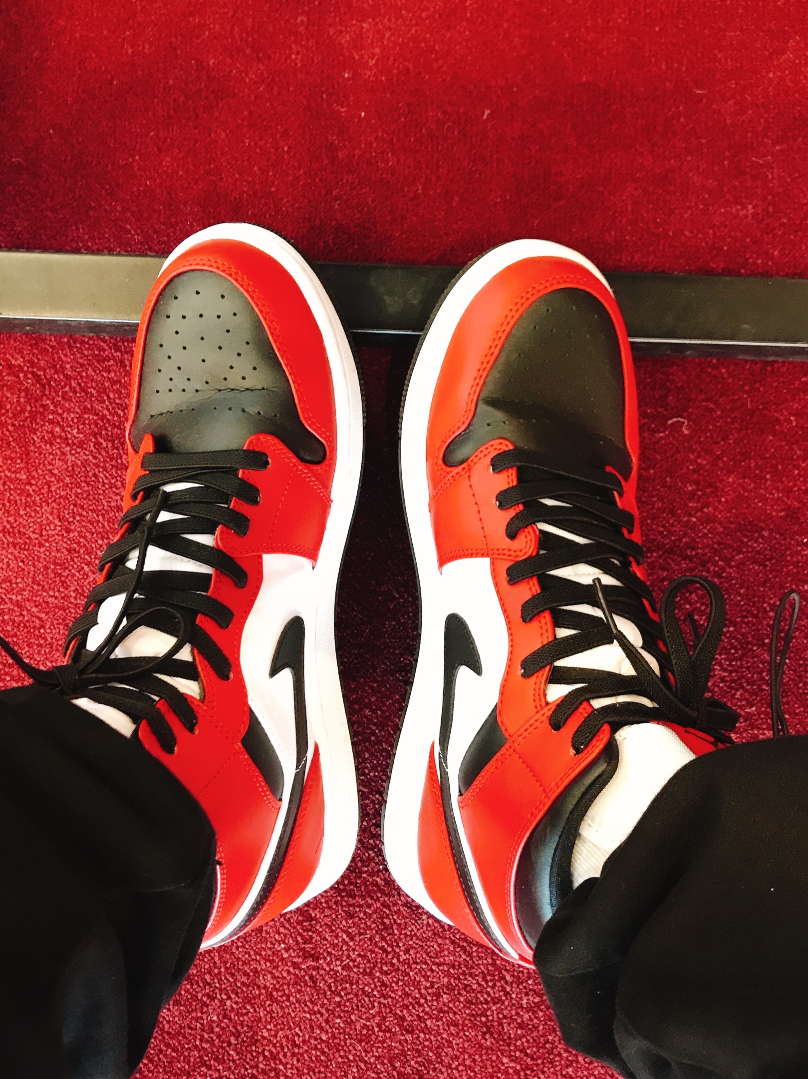 Jordan 1 Mid Chicago Black Toe, IAB Studio Long Sleeve Light Gray 착용 스타일 - 2
