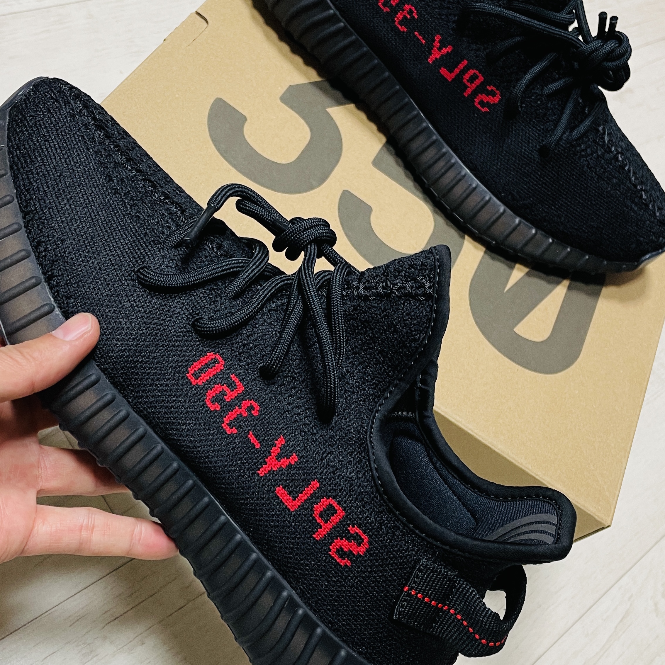Adidas Yeezy Boost 350 V2 Black Red 2020 착용 스타일 - 3