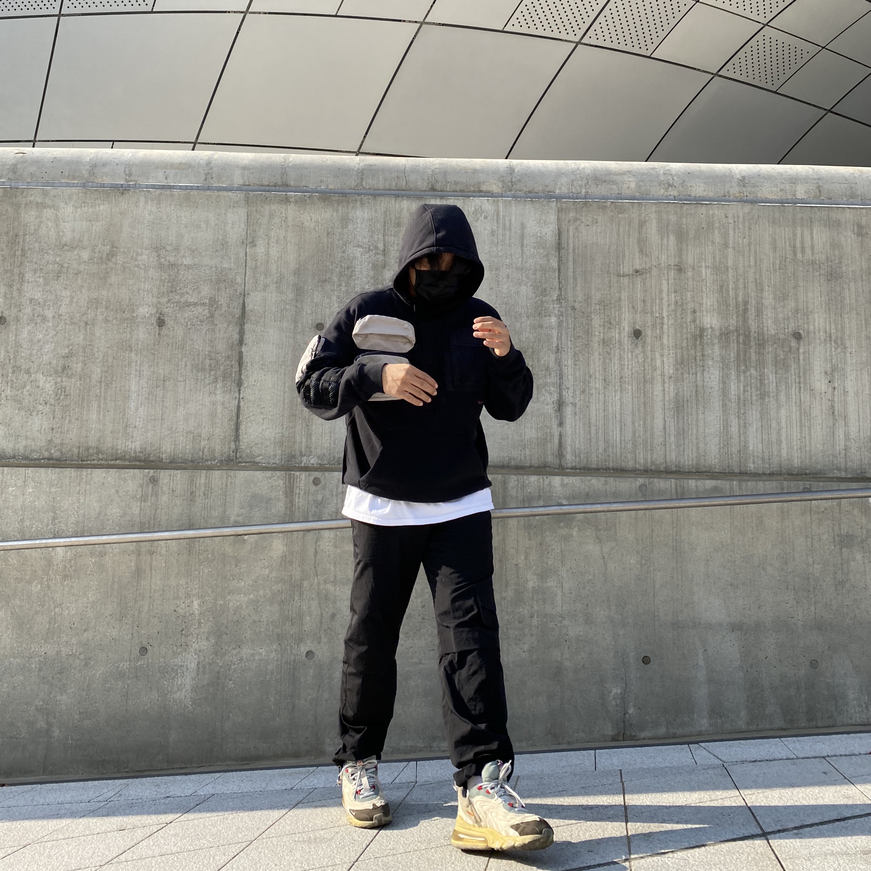 Nike x Travis Scott Air Max 270 React Cactus Trails, Nike x Travis Scott NRG AG Utility Hoodie Black 착용 스타일