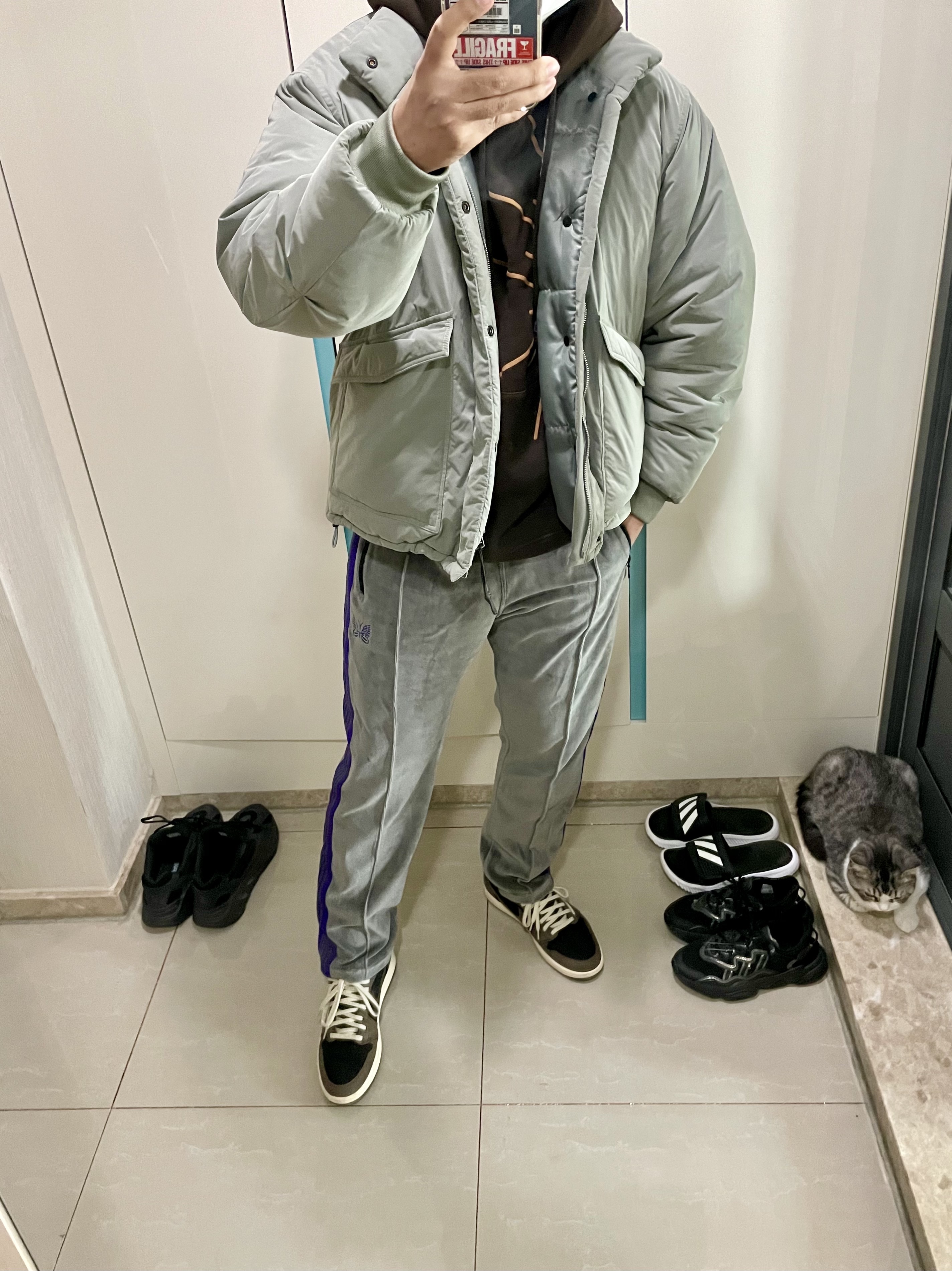 Jordan 1 x Travis Scott Retro Low OG SP Mocha 착용 스타일 - 3