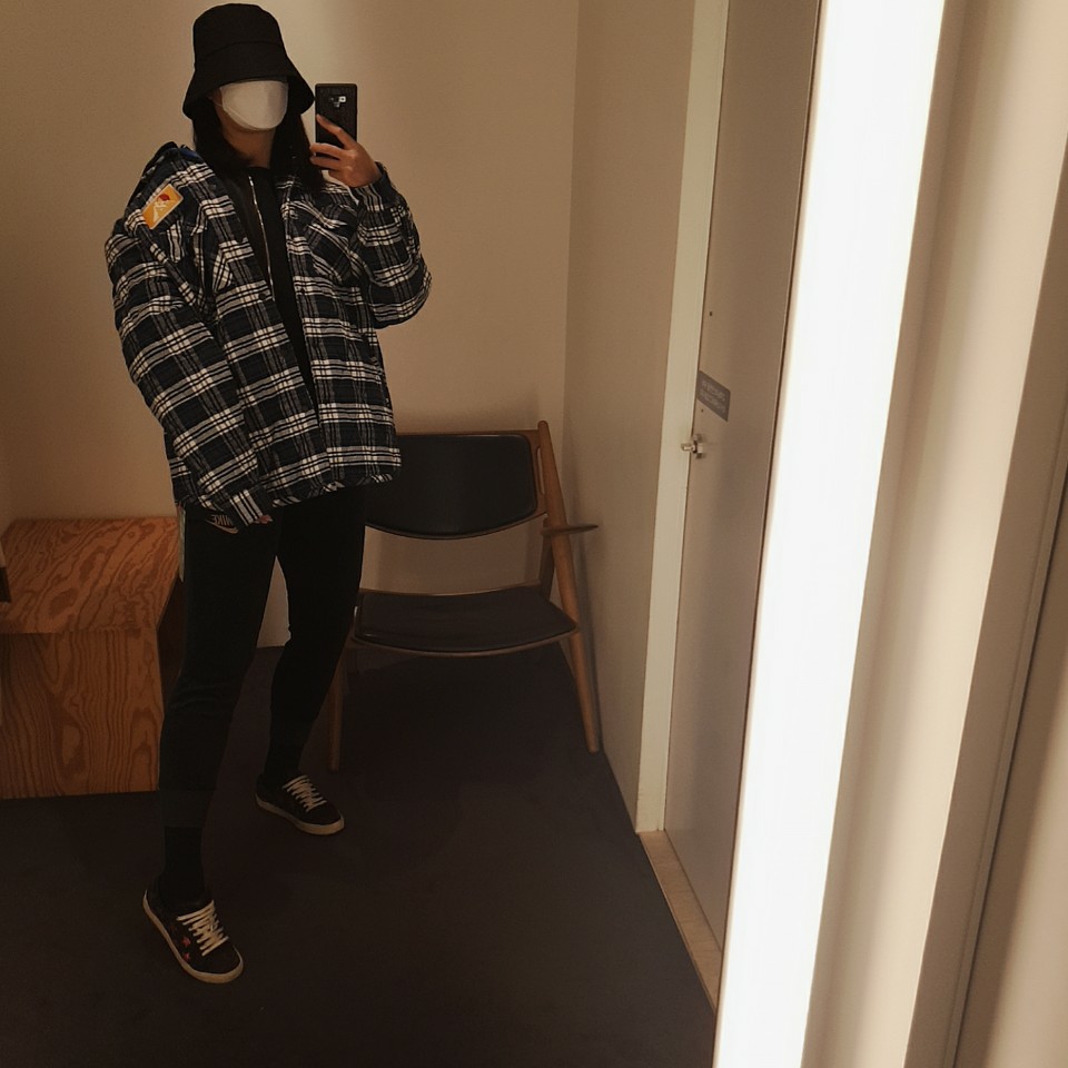 Saint Laurent Court Classic SL/06 California Sneakers Red Stars 착용 스타일