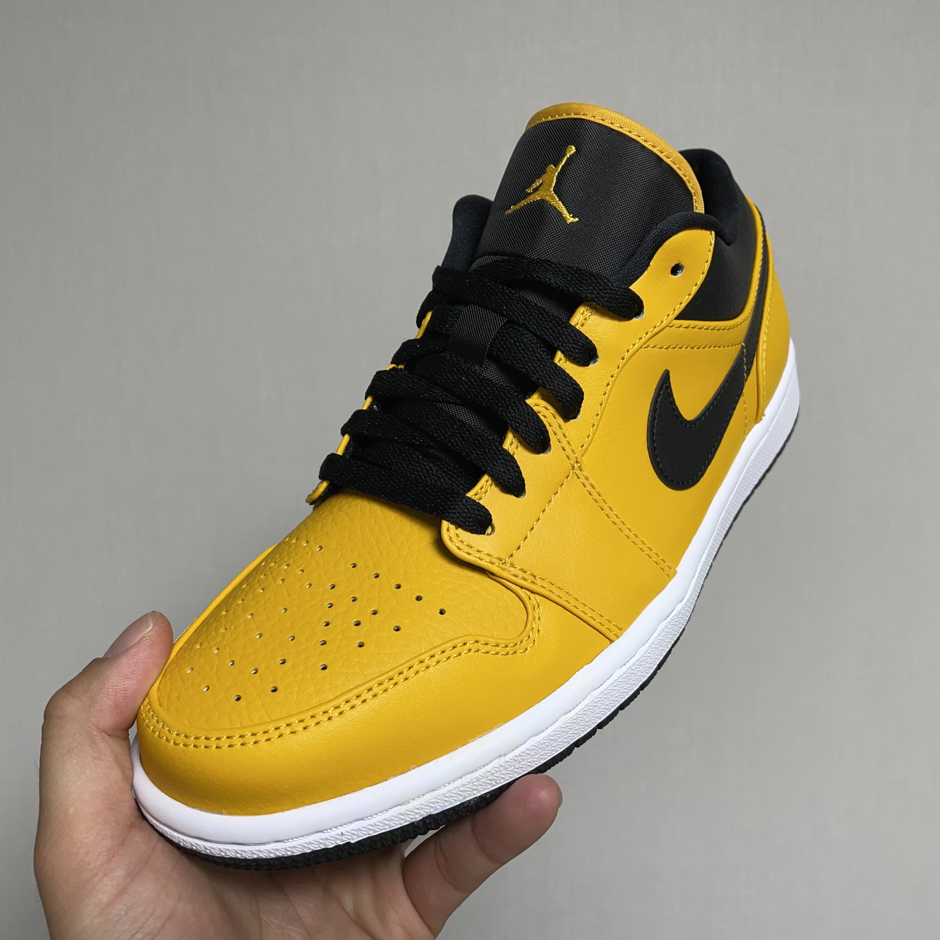 Jordan 1 Low University Gold Black 착용 스타일 - 2