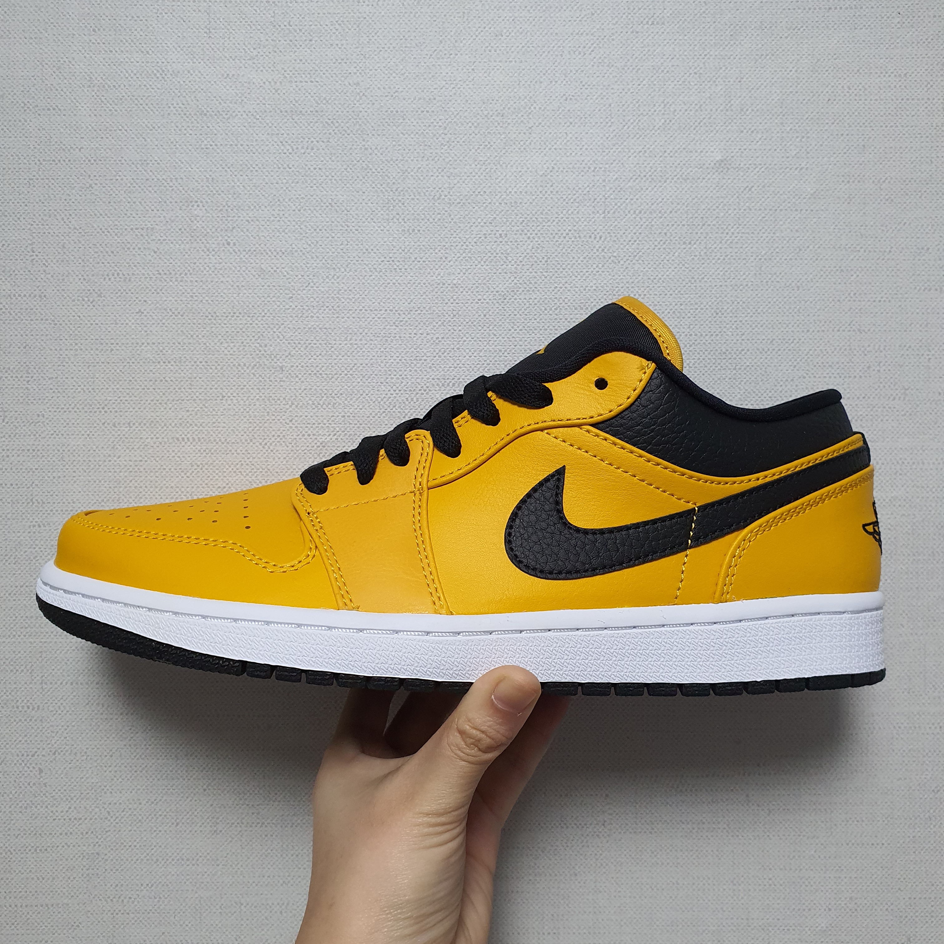 Jordan 1 Low University Gold Black 착용 스타일