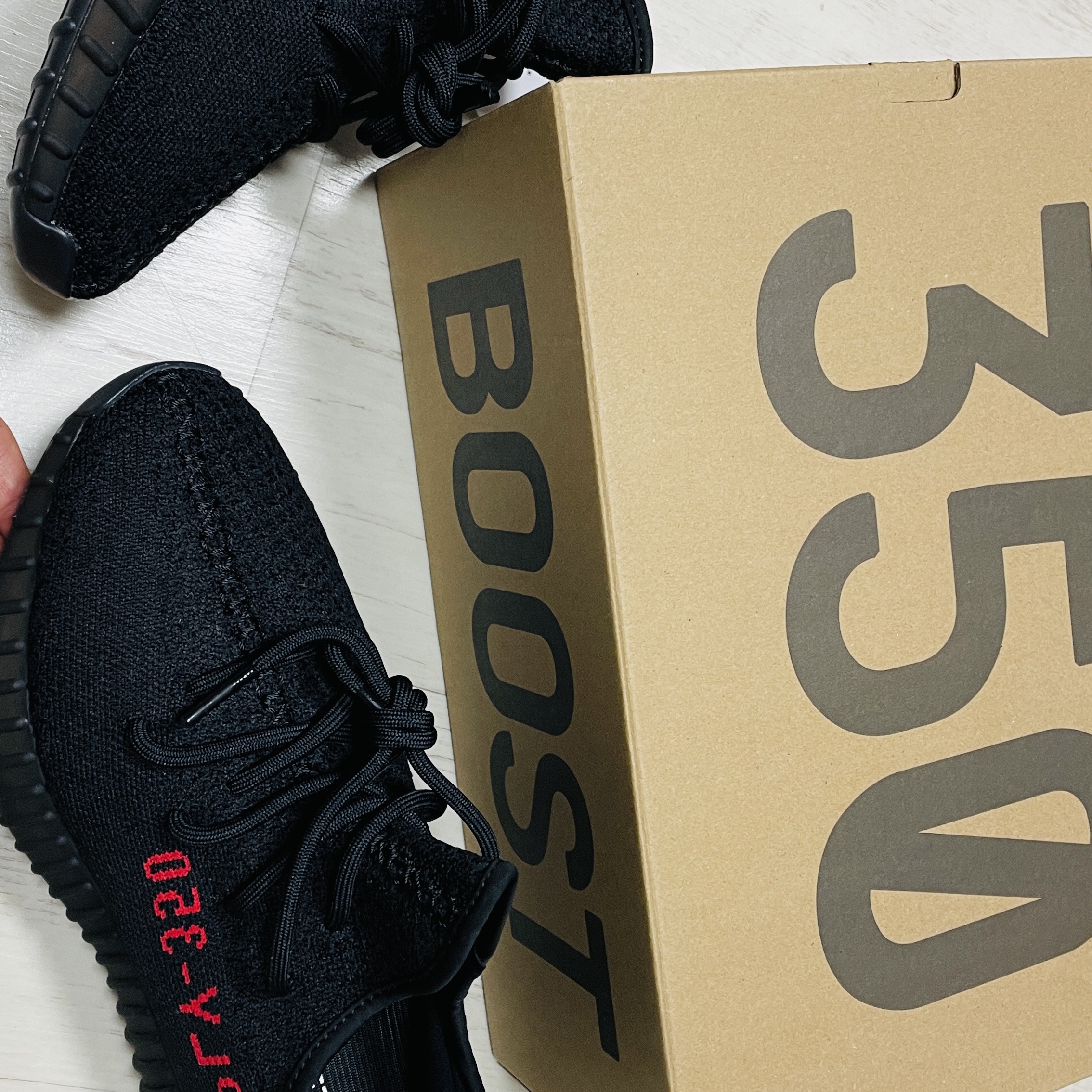 Adidas Yeezy Boost 350 V2 Black Red 2020 착용 스타일 - 2