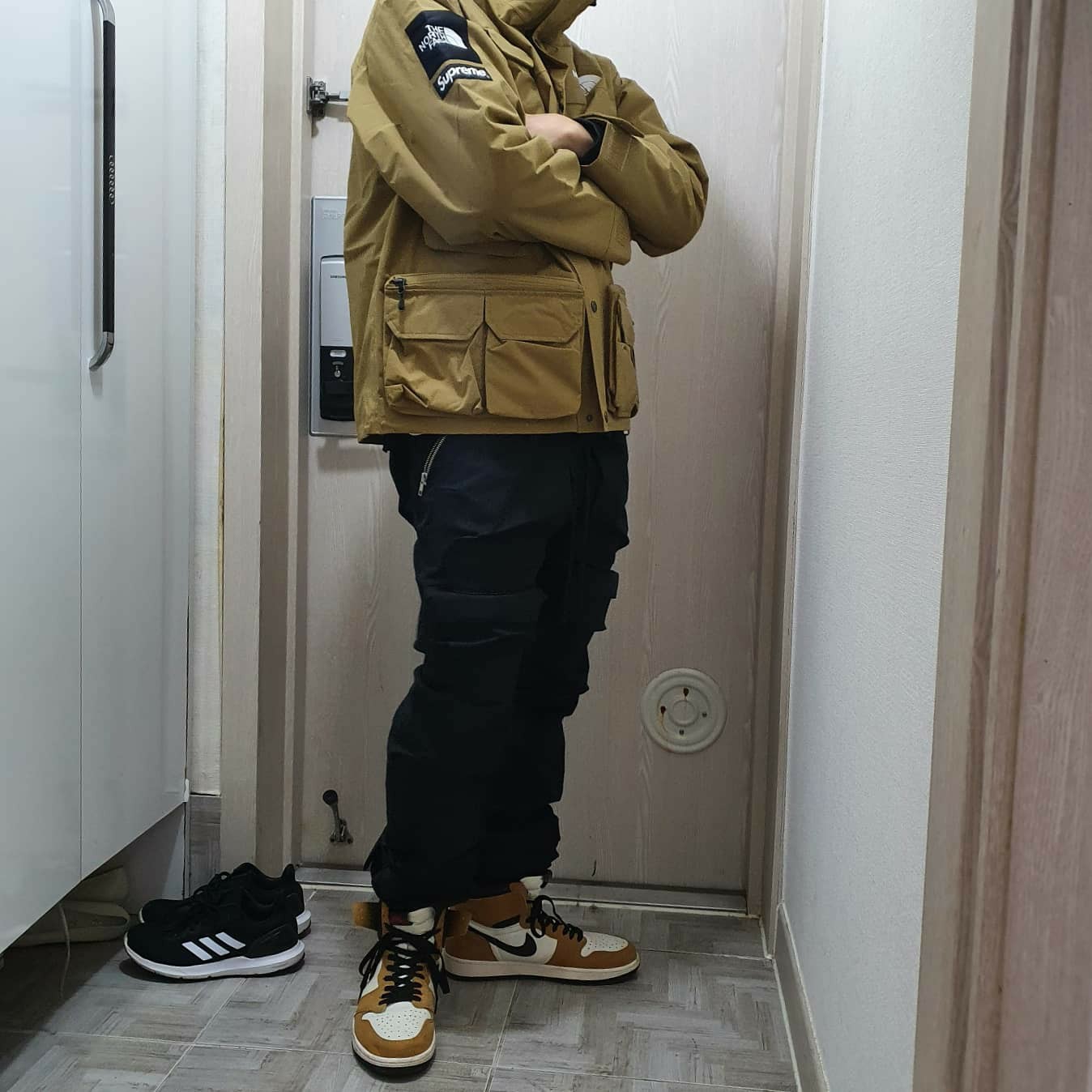 Supreme x The North Face Cargo Jacket Gold - 20SS, Jordan 1 Retro High Rookie of the Year 착용 스타일 - 2