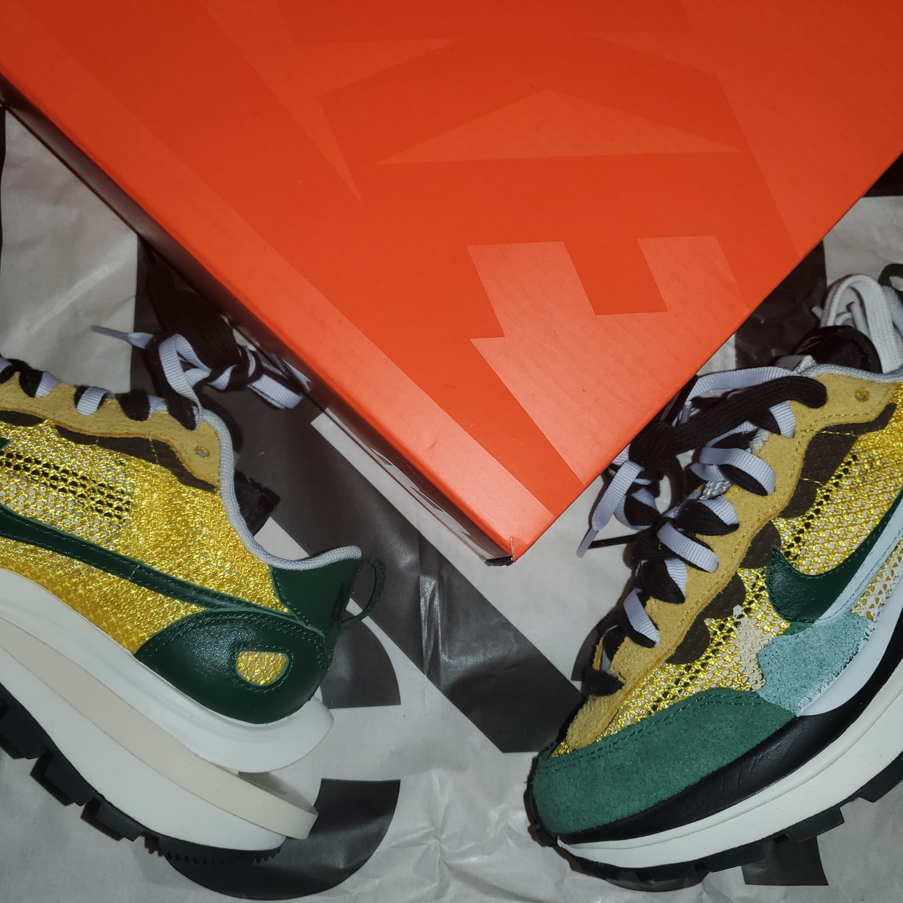 Nike x Sacai VaporWaffle Tour Yellow & Gorge Green Sail 착용 스타일