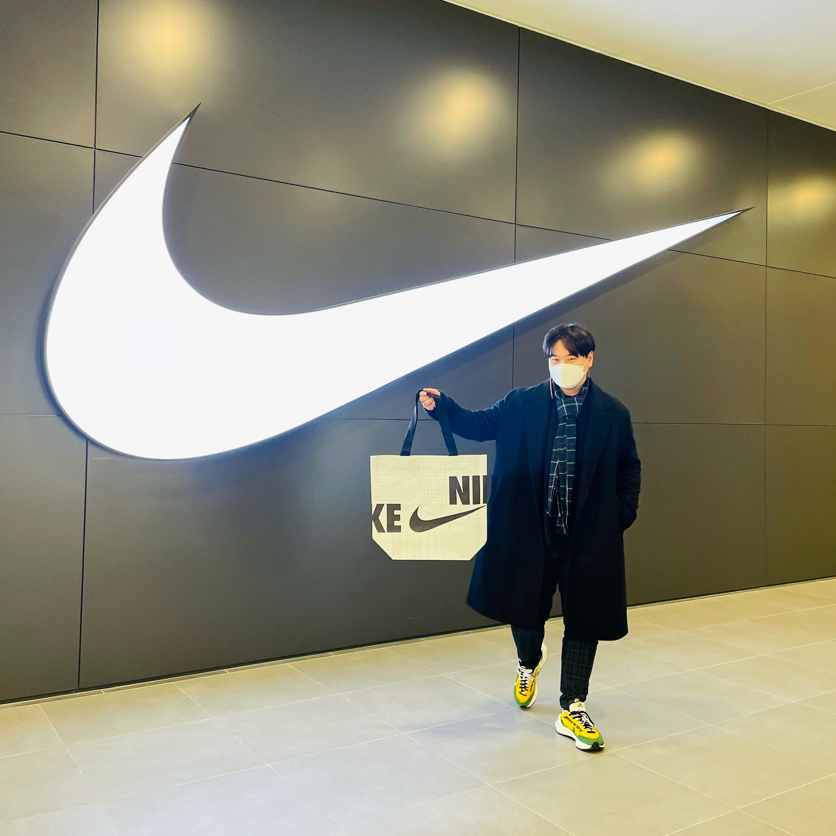 Nike x Sacai VaporWaffle Tour Yellow & Gorge Green Sail 착용 스타일