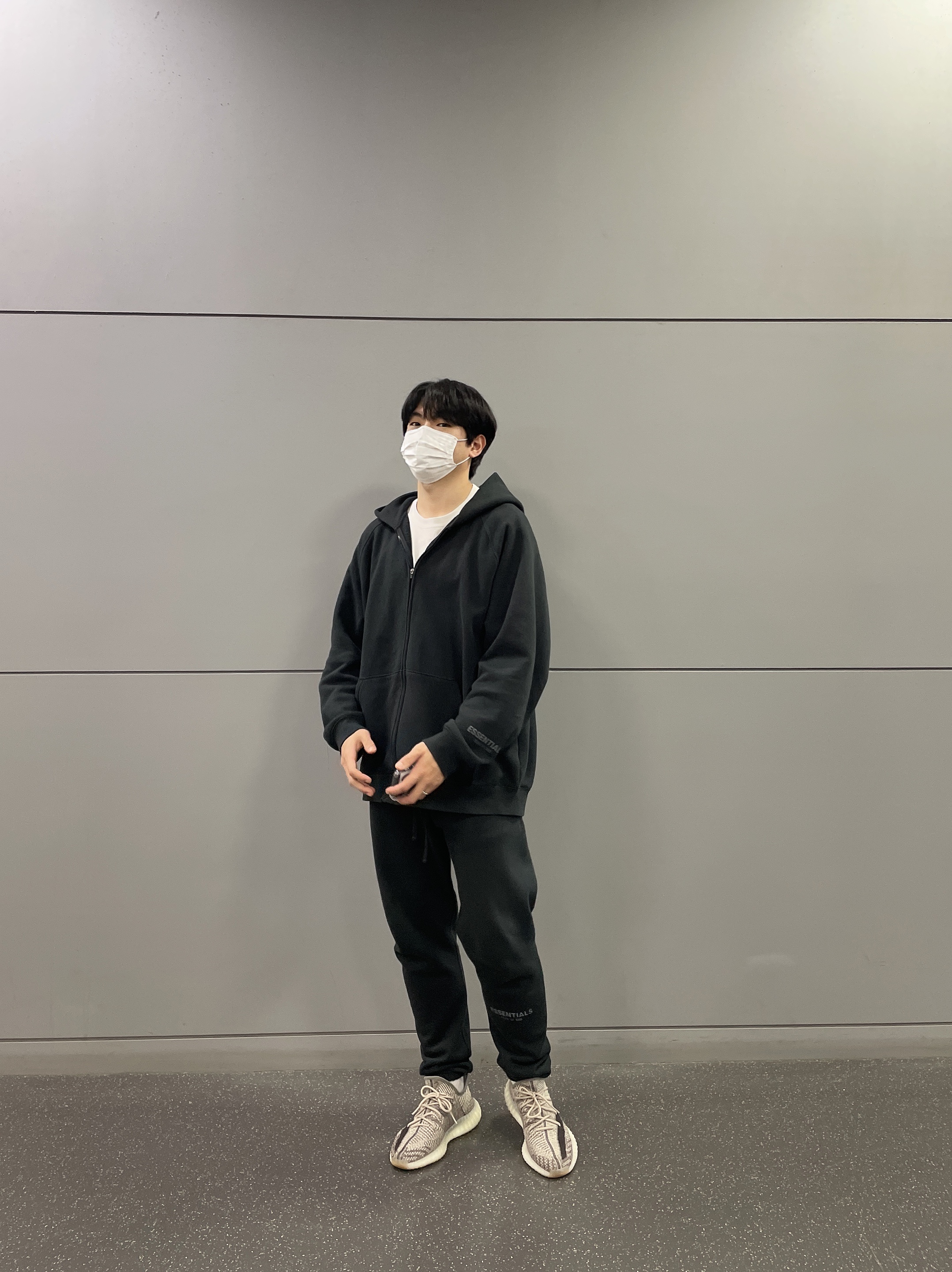Adidas Yeezy Boost 350 V2 Zyon, Essentials Sweatpants Dark Slate/Black 2020 착용 스타일