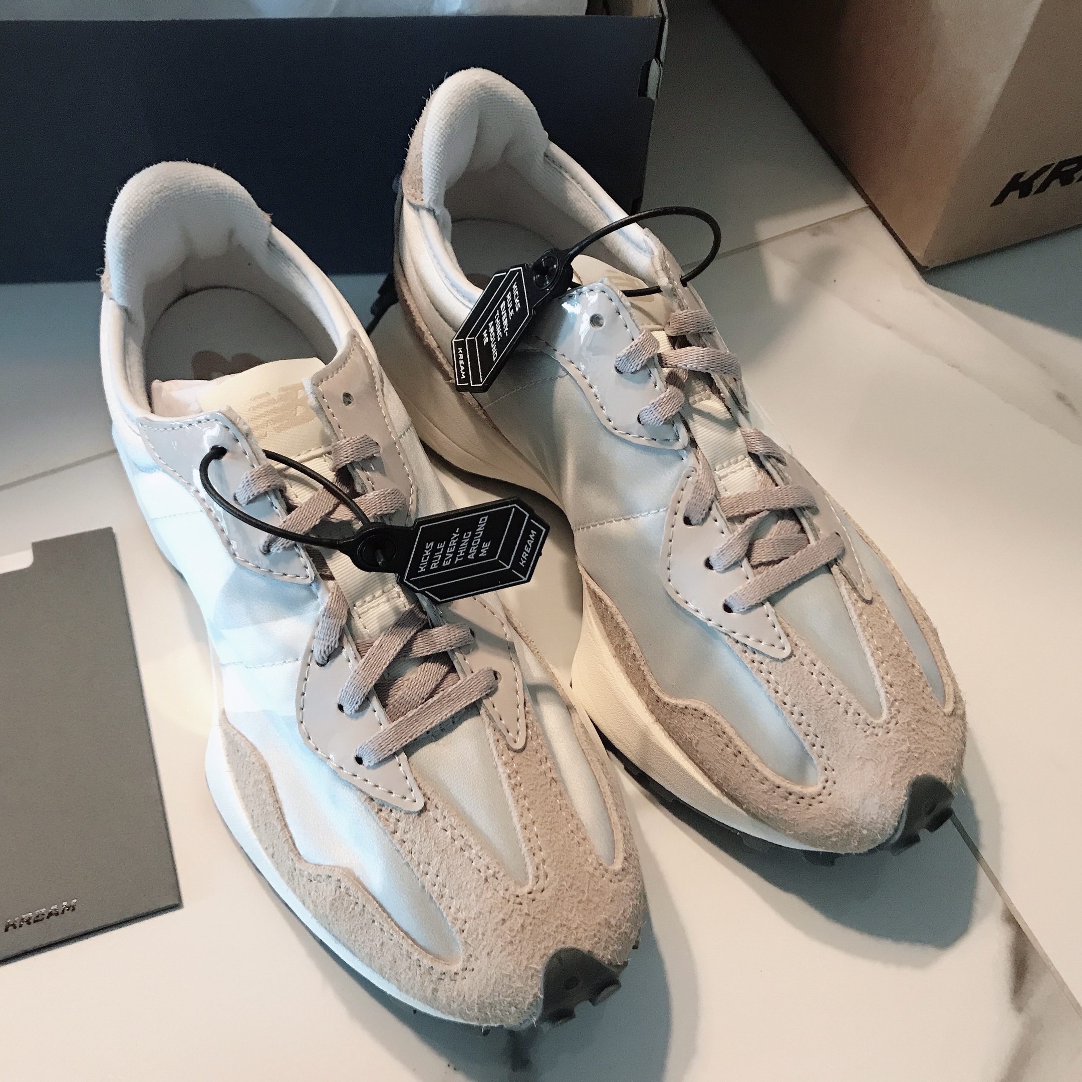 (W) New Balance 327 Grey Beige 착용 스타일