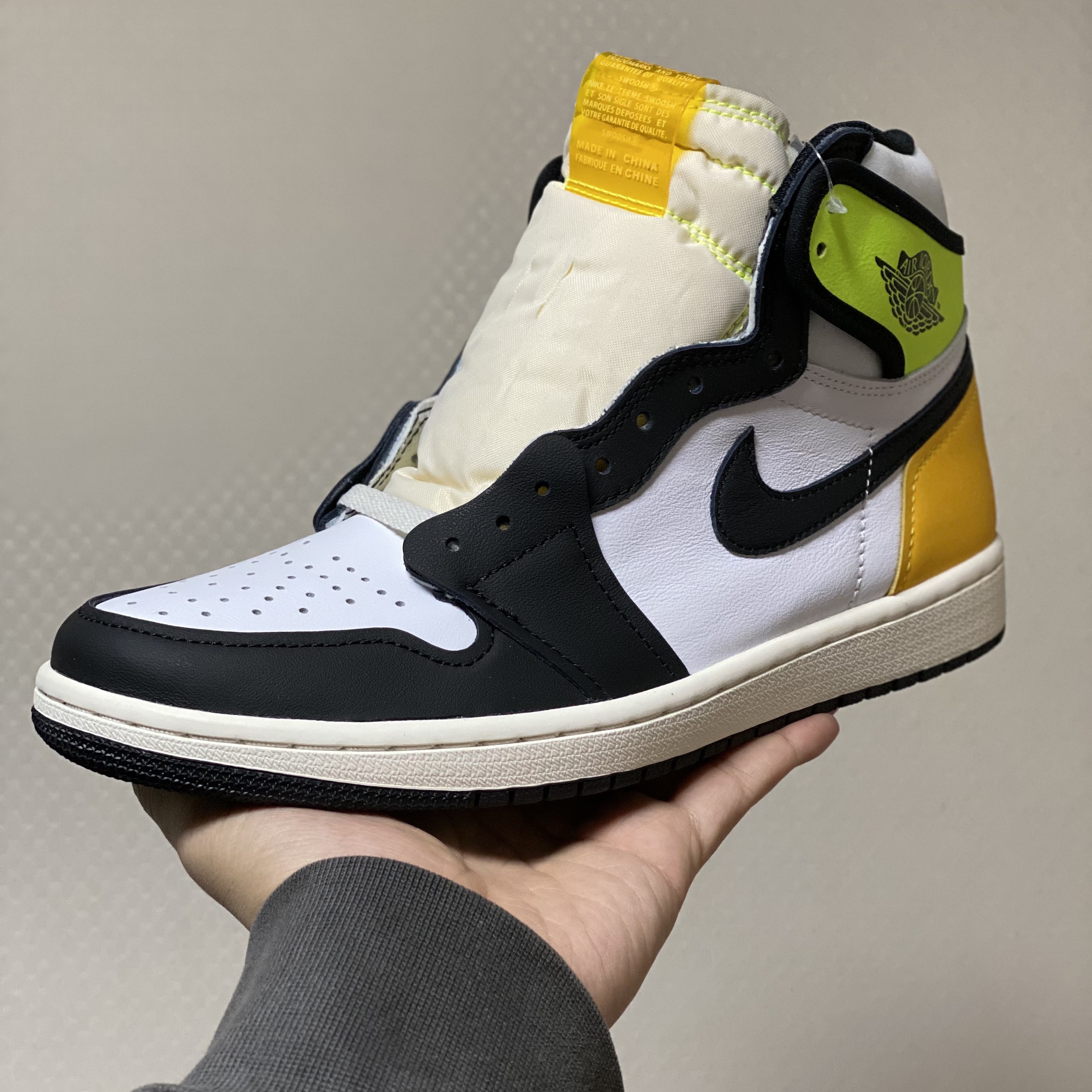 Jordan 1 Retro High OG Volt Gold 착용 스타일 - 2