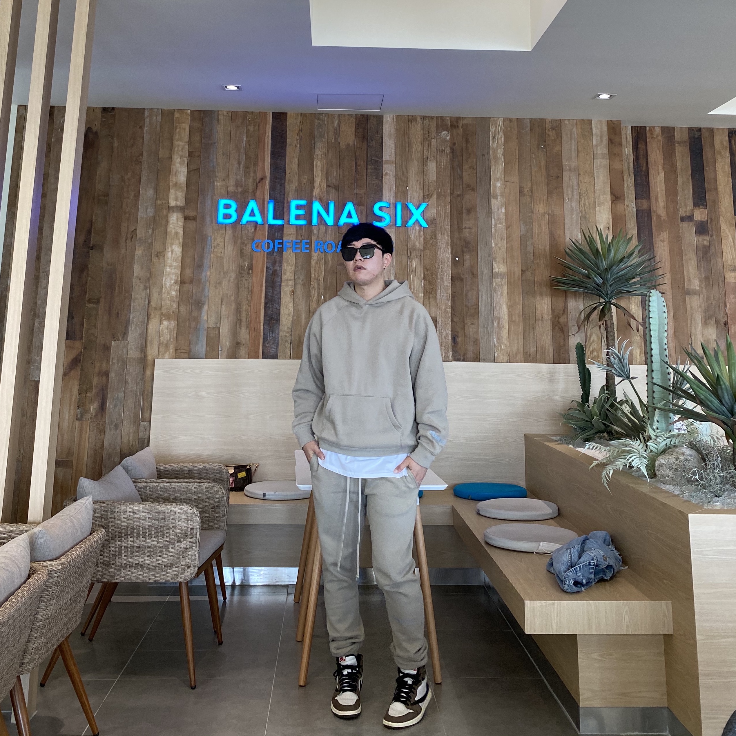 Essentials Sweatpants Taupe - 20FW, Jordan 1 x Travis Scott Retro High OG SP Mocha 착용 스타일