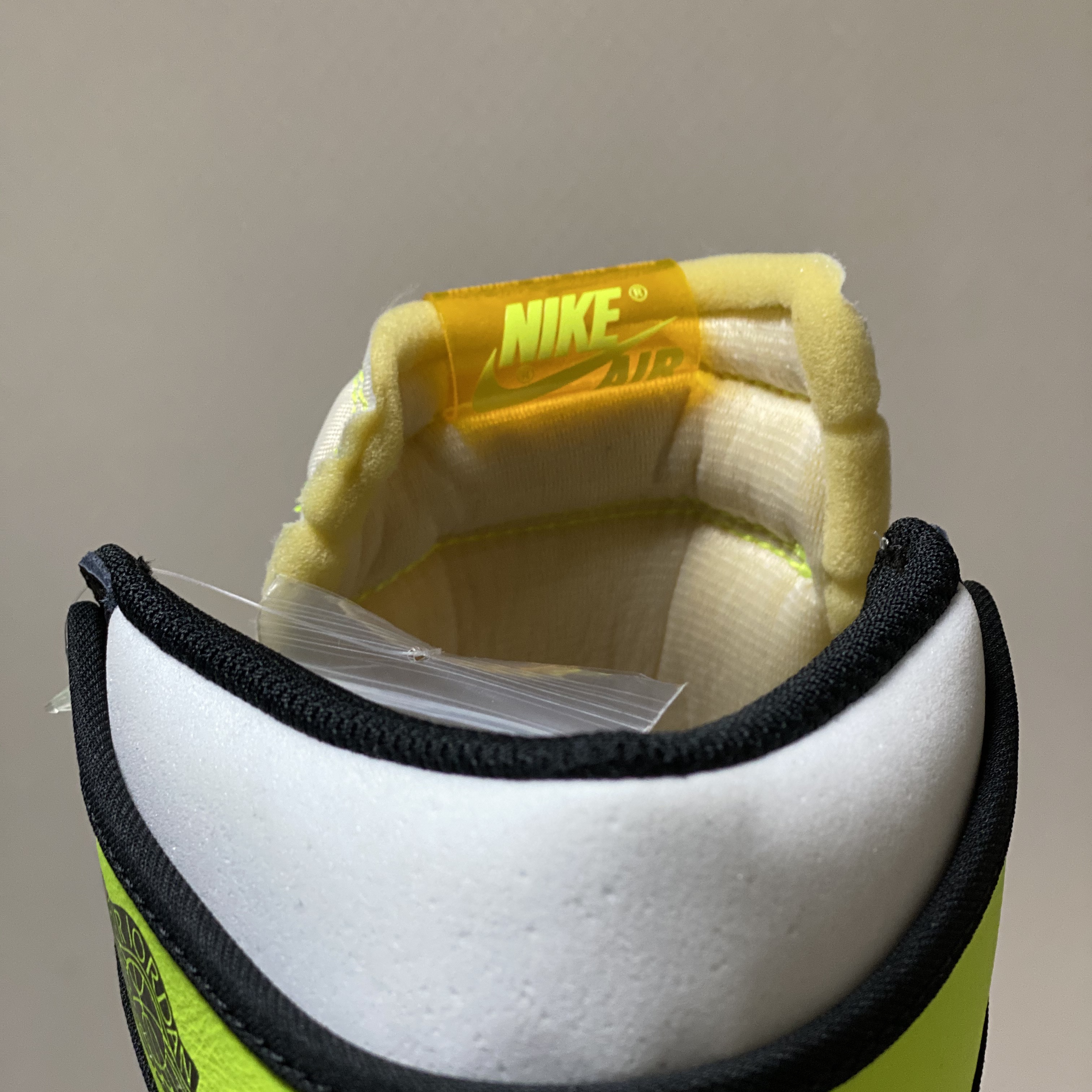 Jordan 1 Retro High OG Volt Gold 착용 스타일 - 4