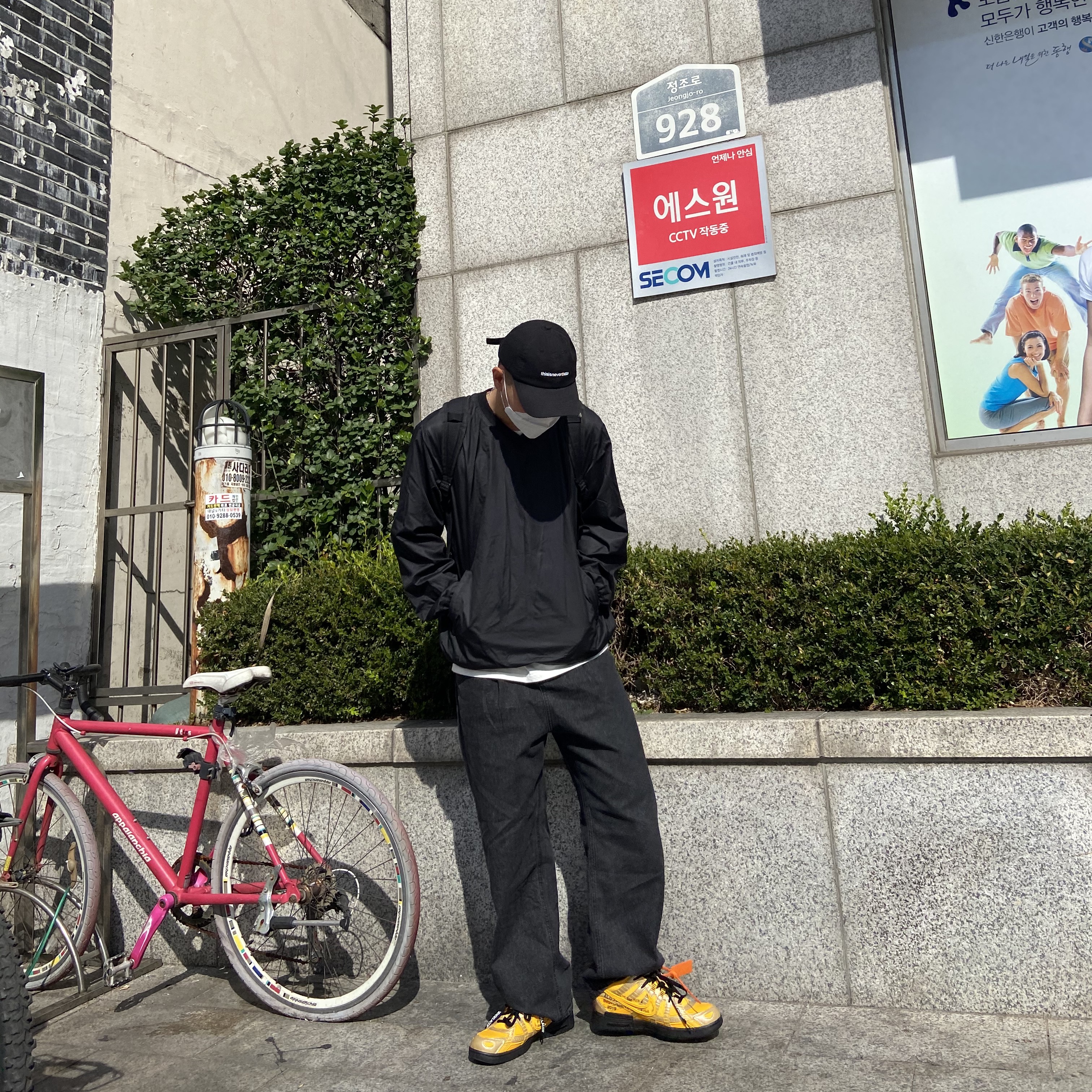 Nike x Off-White Air Rubber Dunk University Gold 착용 스타일