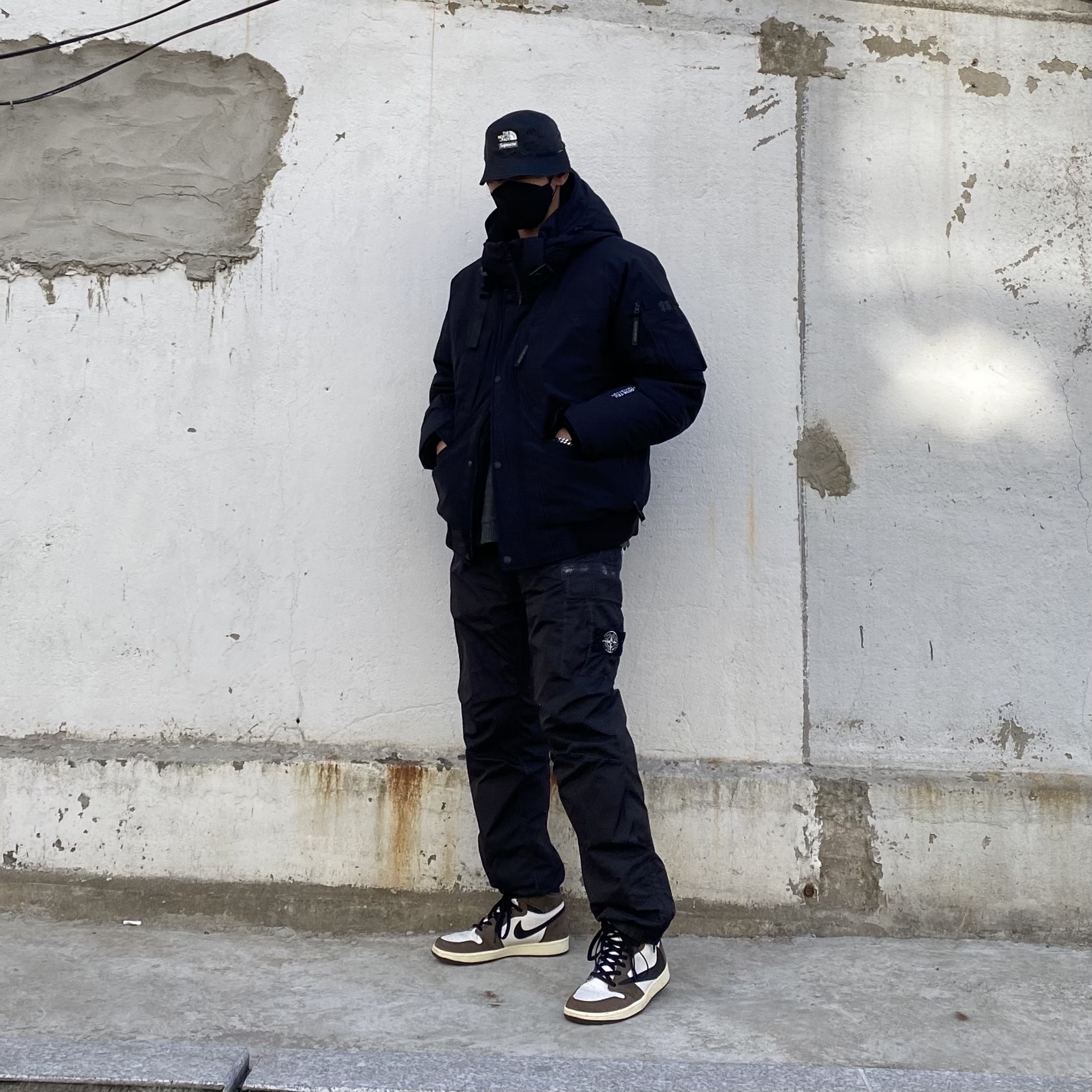 Supreme x The North Face Snakeskin Packable Reversible Crusher Black - 18SS, Supreme x Stone Island Painted Camo Nylon Cargo Pants Black - 20FW 착용 스타일 - 1