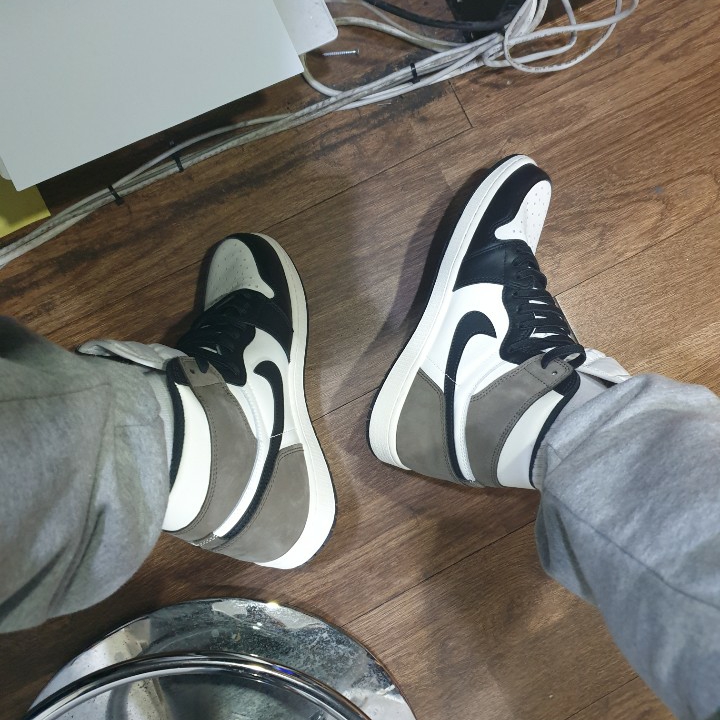 Jordan 1 Retro High OG Black Mocha 착용 스타일