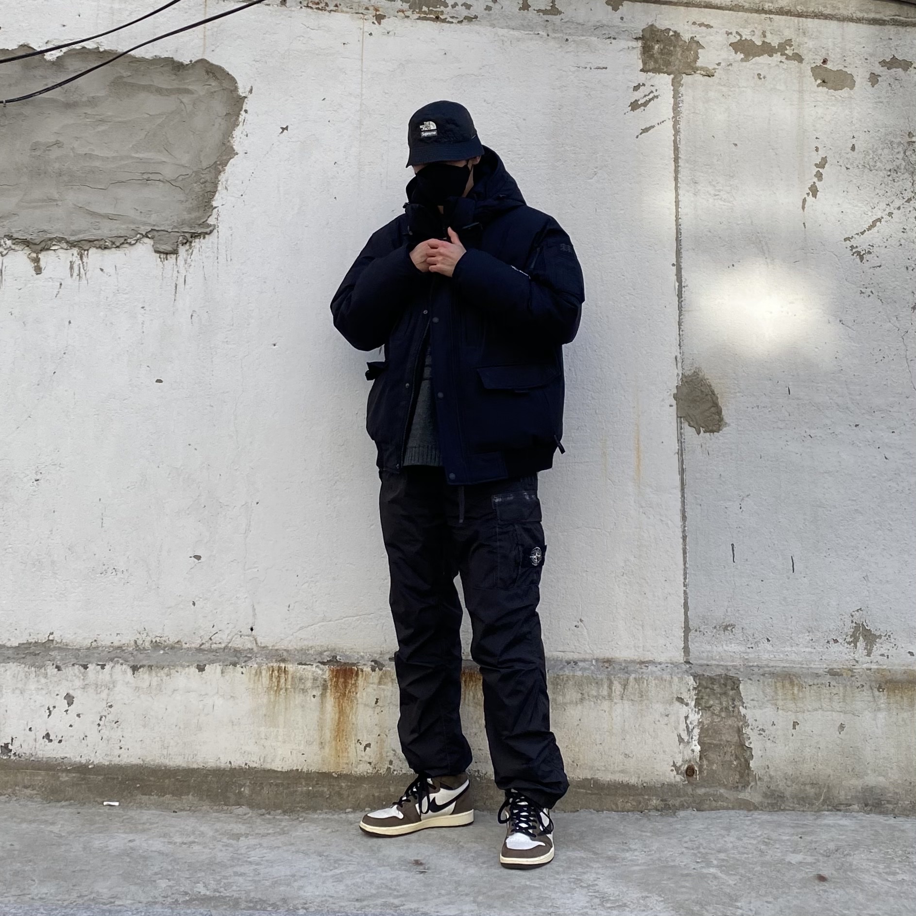 Supreme x The North Face Snakeskin Packable Reversible Crusher Black - 18SS, Supreme x Stone Island Painted Camo Nylon Cargo Pants Black - 20FW 착용 스타일 - 2
