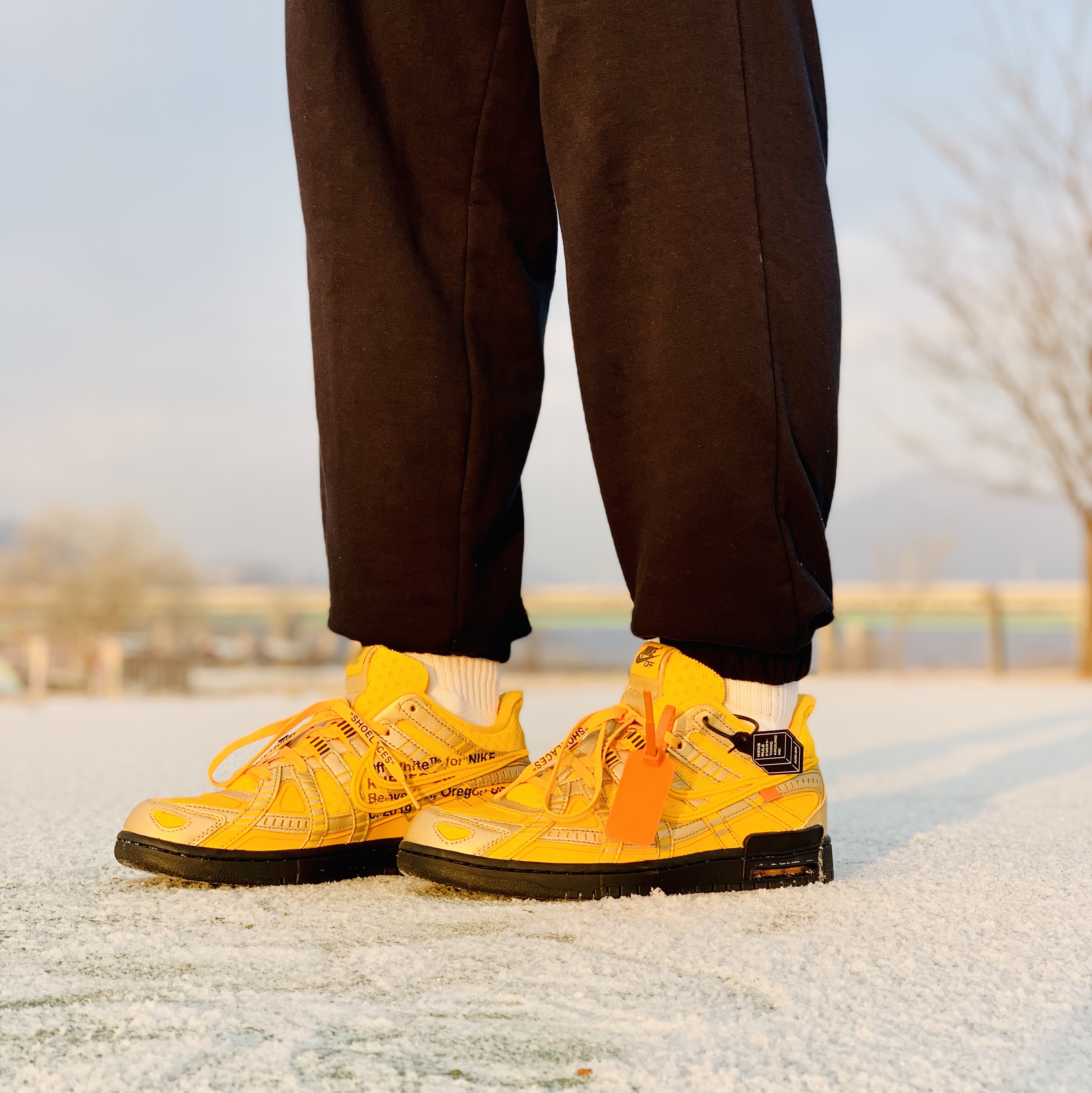 Nike x Off-White Air Rubber Dunk University Gold 착용 스타일