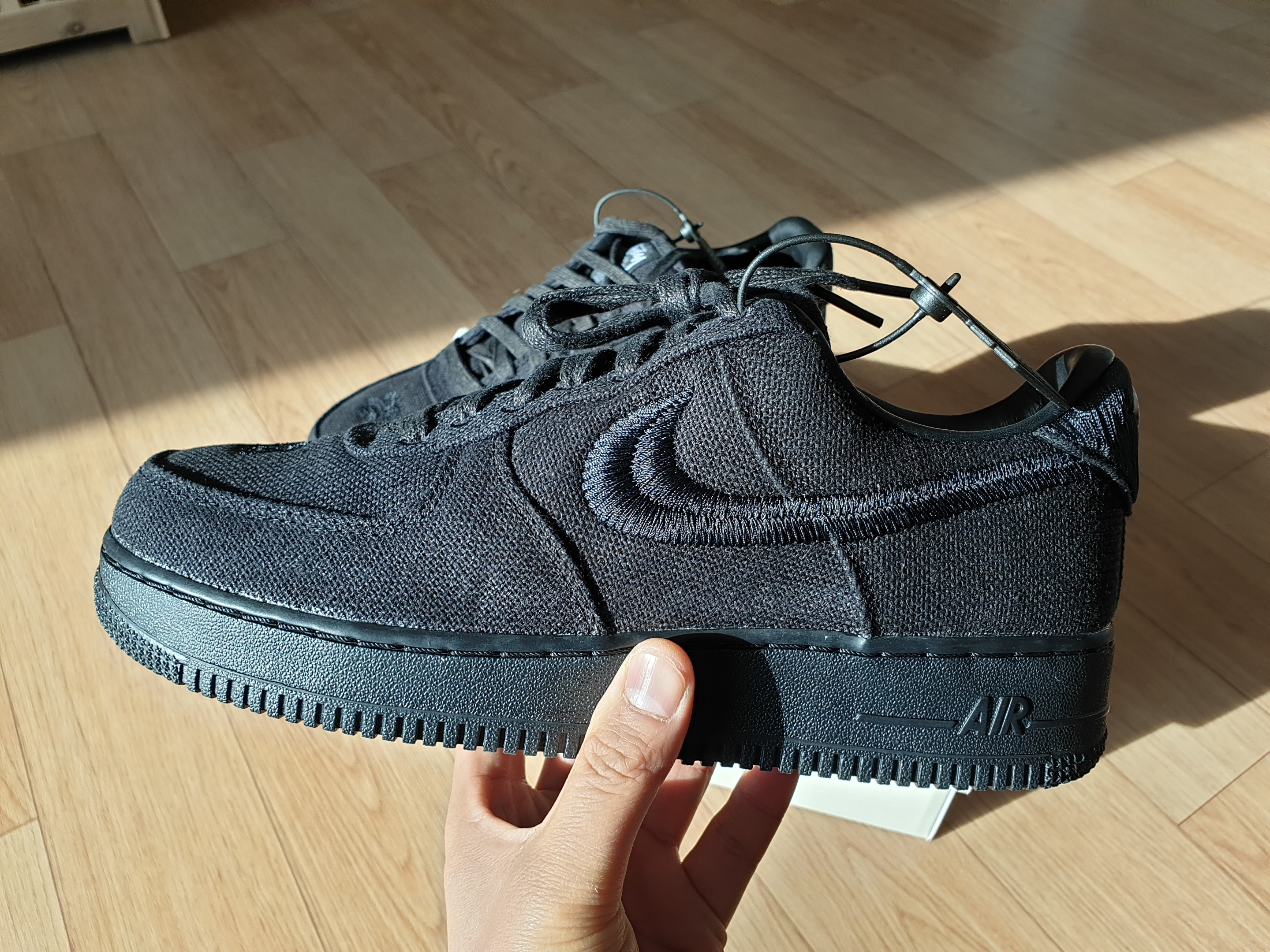 Nike x Stussy Air Force 1 Low Triple Black 착용 스타일 - 2