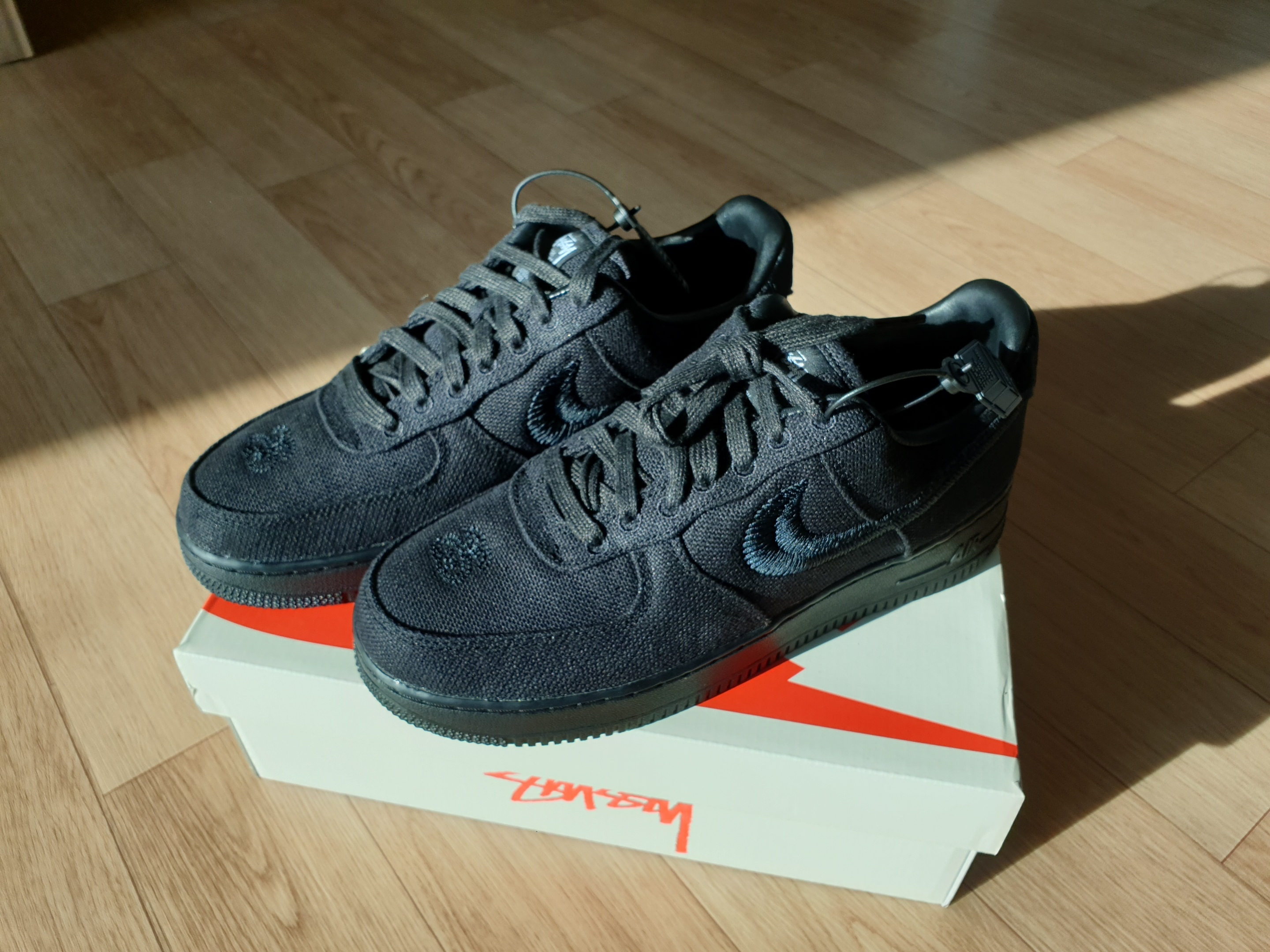 Nike x Stussy Air Force 1 Low Triple Black 착용 스타일 - 1