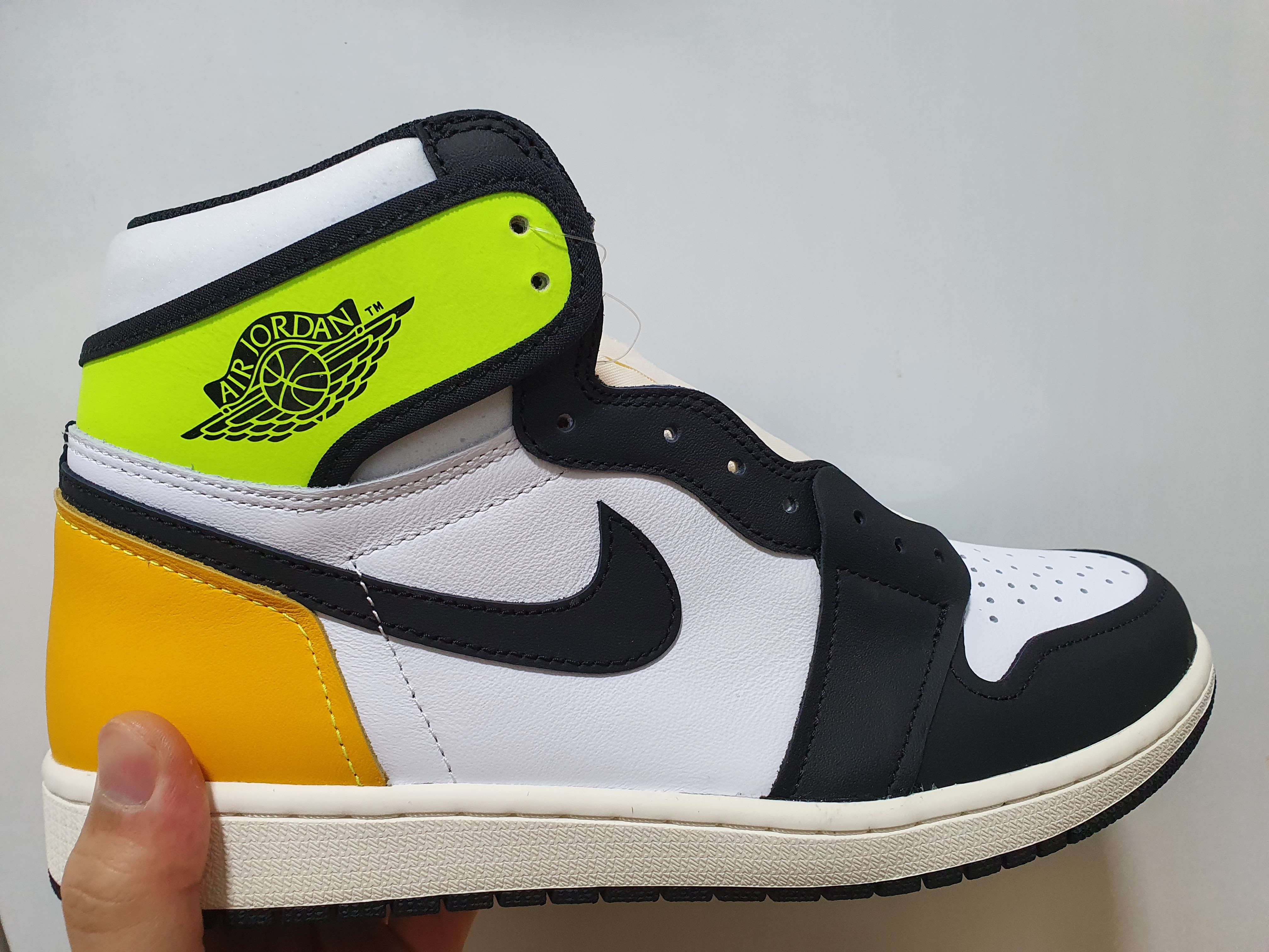 Jordan 1 Retro High OG Volt Gold 착용 스타일