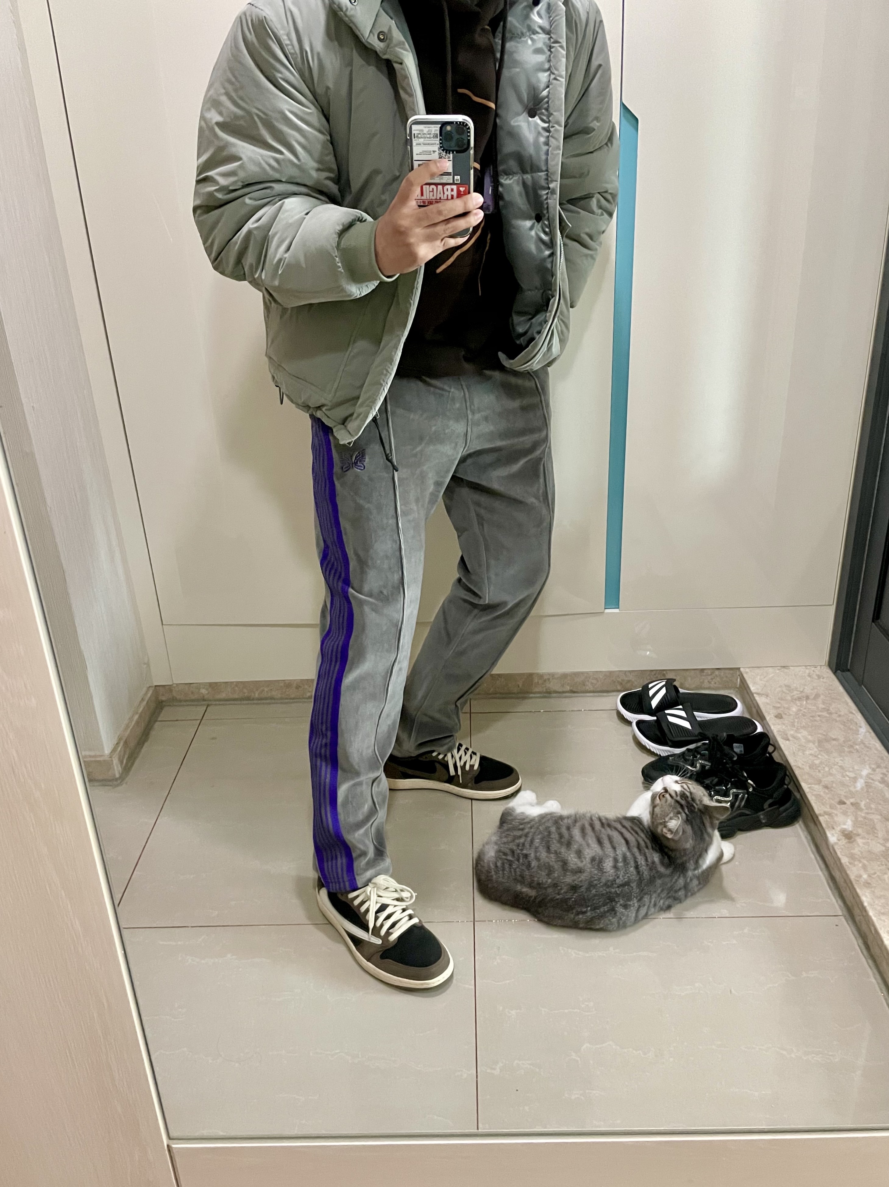 Jordan 1 x Travis Scott Retro Low OG SP Mocha 착용 스타일 - 1