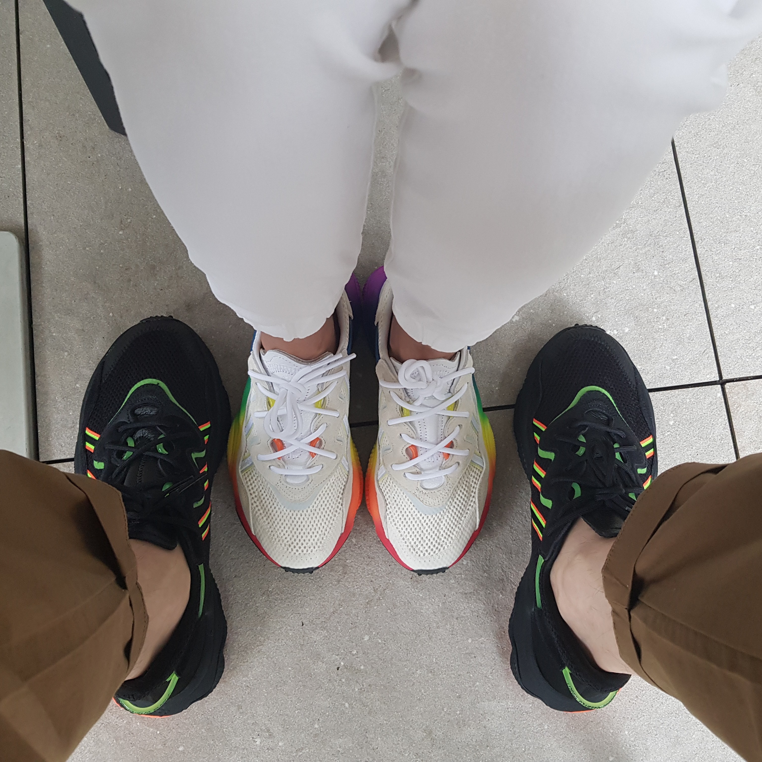 Adidas Ozweego Black Orange Green 착용 스타일 - 1