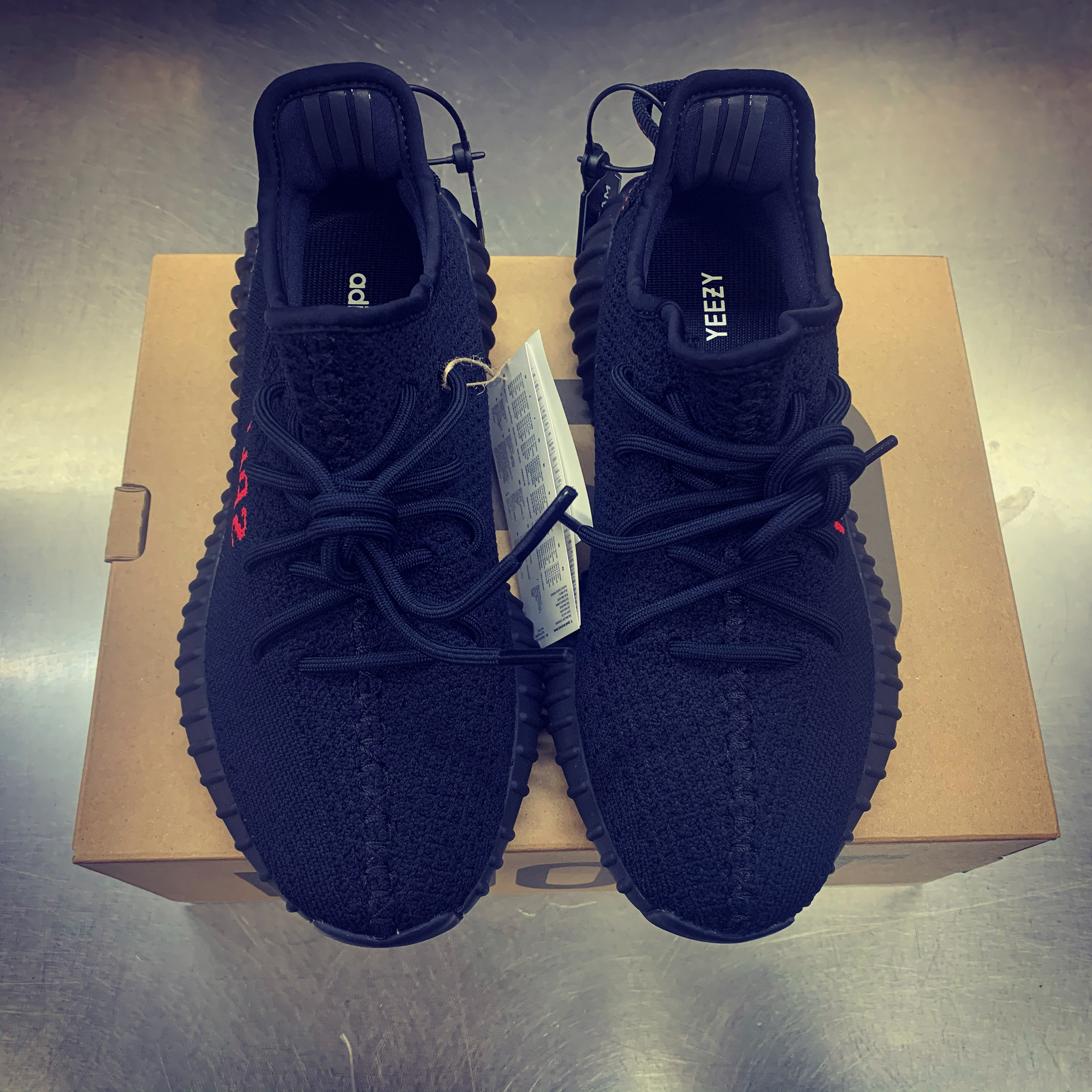 Adidas Yeezy Boost 350 V2 Black Red 2020 착용 스타일