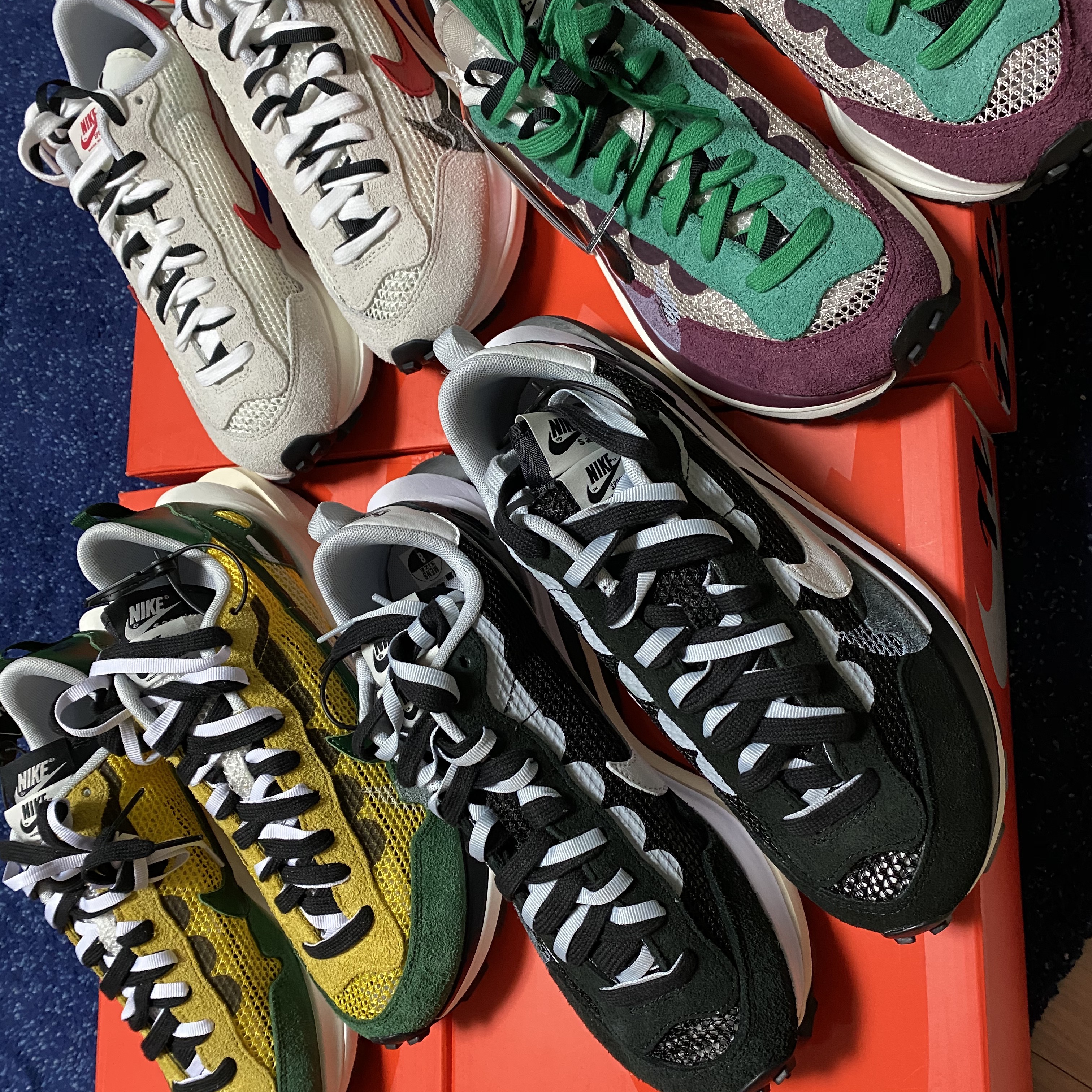 Nike x Sacai VaporWaffle Tour Yellow & Gorge Green Sail, Nike x Sacai VaporWaffle String & Black Villain Red 착용 스타일