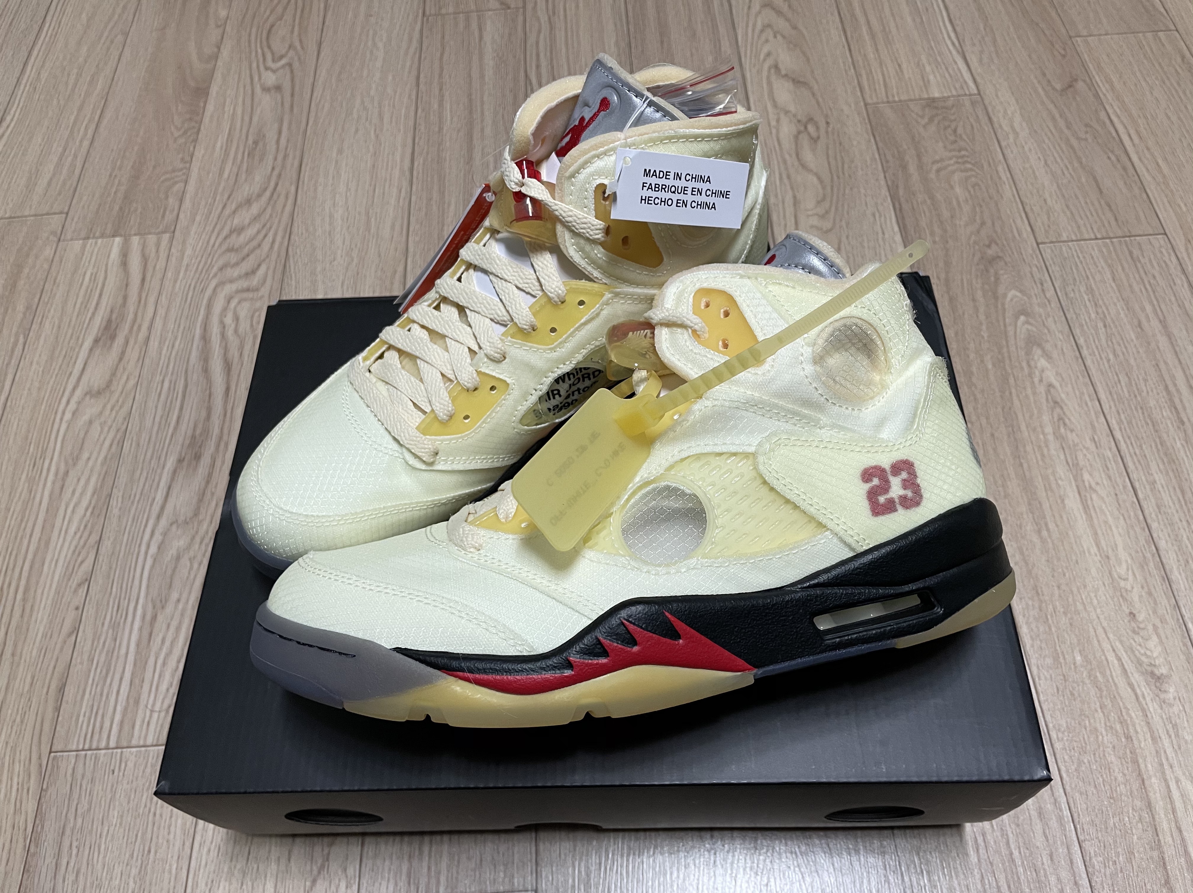 Jordan 5 x Off-White Retro SP Sail Fire Red, Nike x Off-White Air Max 90 The Ten 착용 스타일 - 3