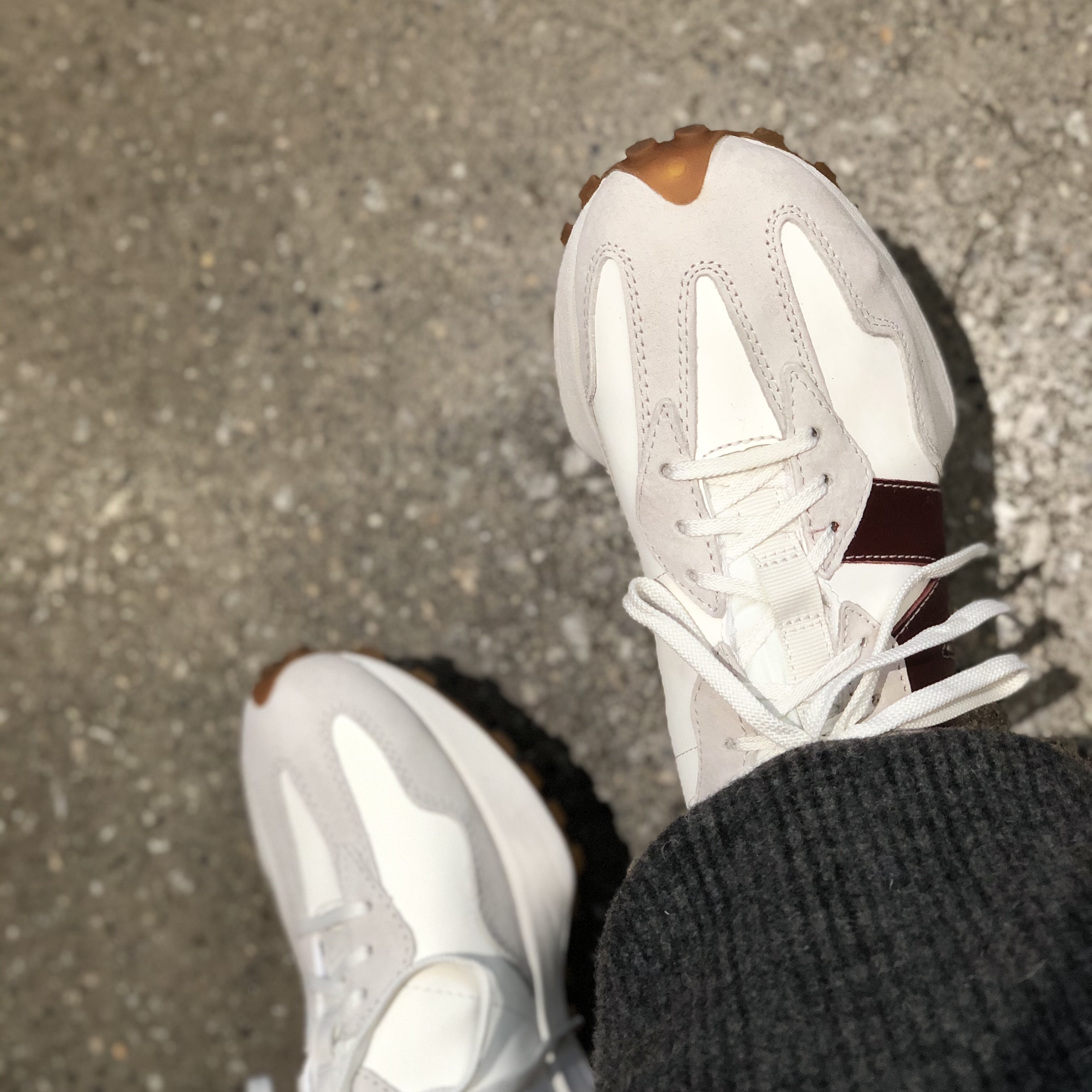 (W) New Balance x Staud 327 Moonbeam 착용 스타일