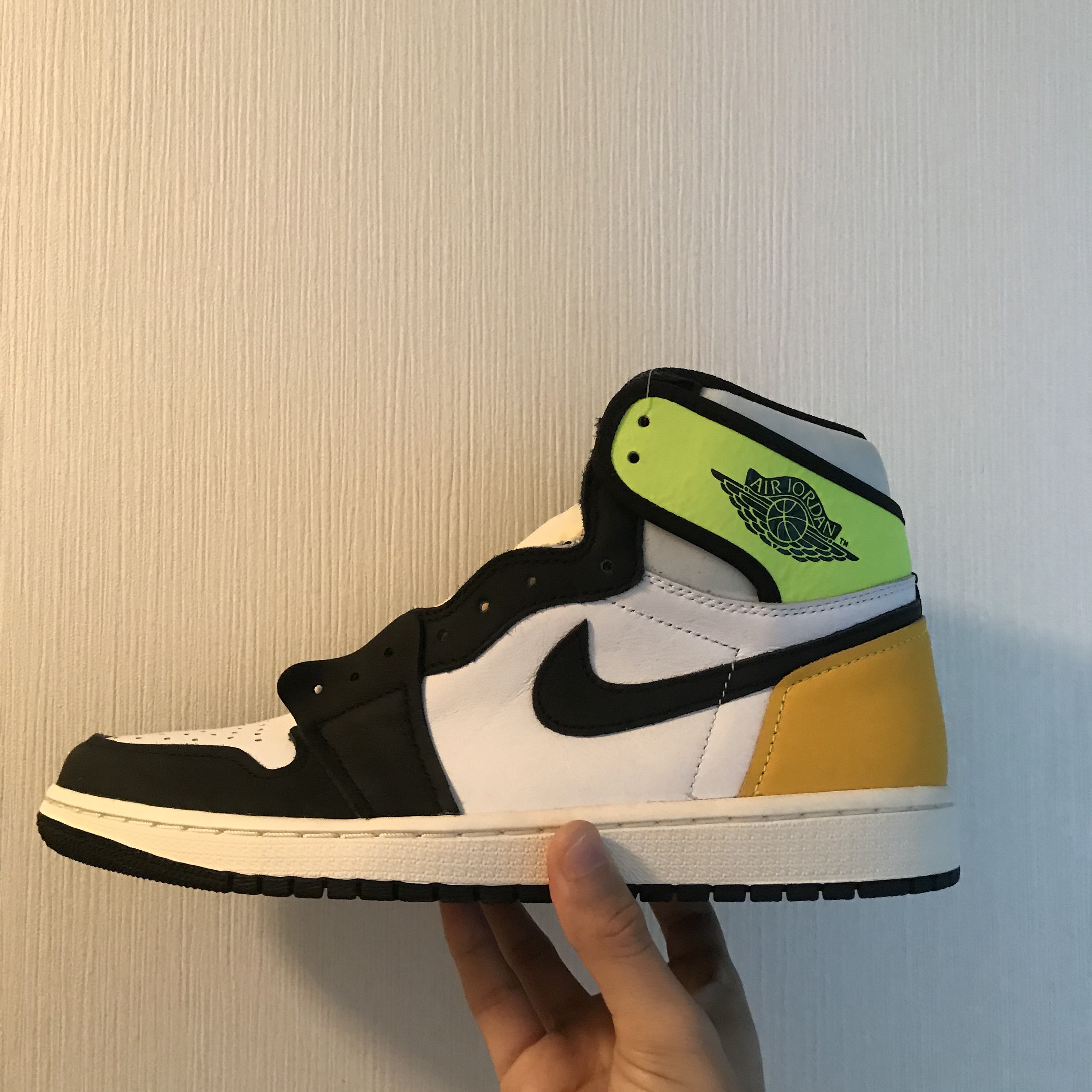 Jordan 1 Retro High OG Volt Gold 착용 스타일