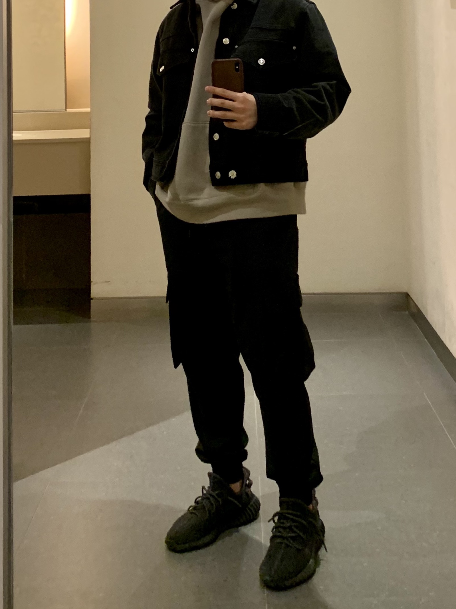 Adidas Yeezy Boost 350 V2 Black - Non-Reflective 착용 스타일