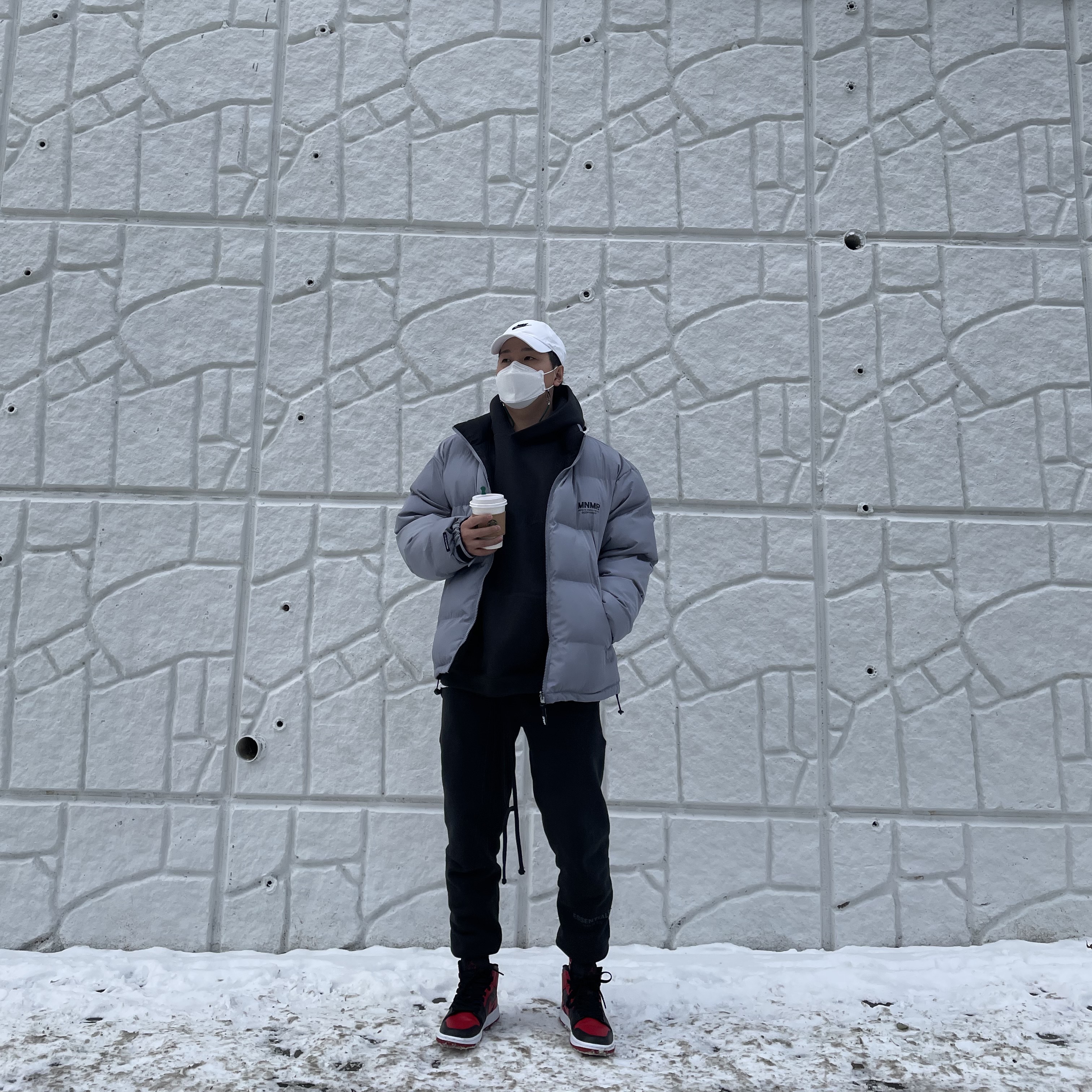 Jordan 1 Mid Bred Banned 2020, Essentials 3D Silicon Applique Pullover Hoodie Dark Slate/Black 2020 착용 스타일