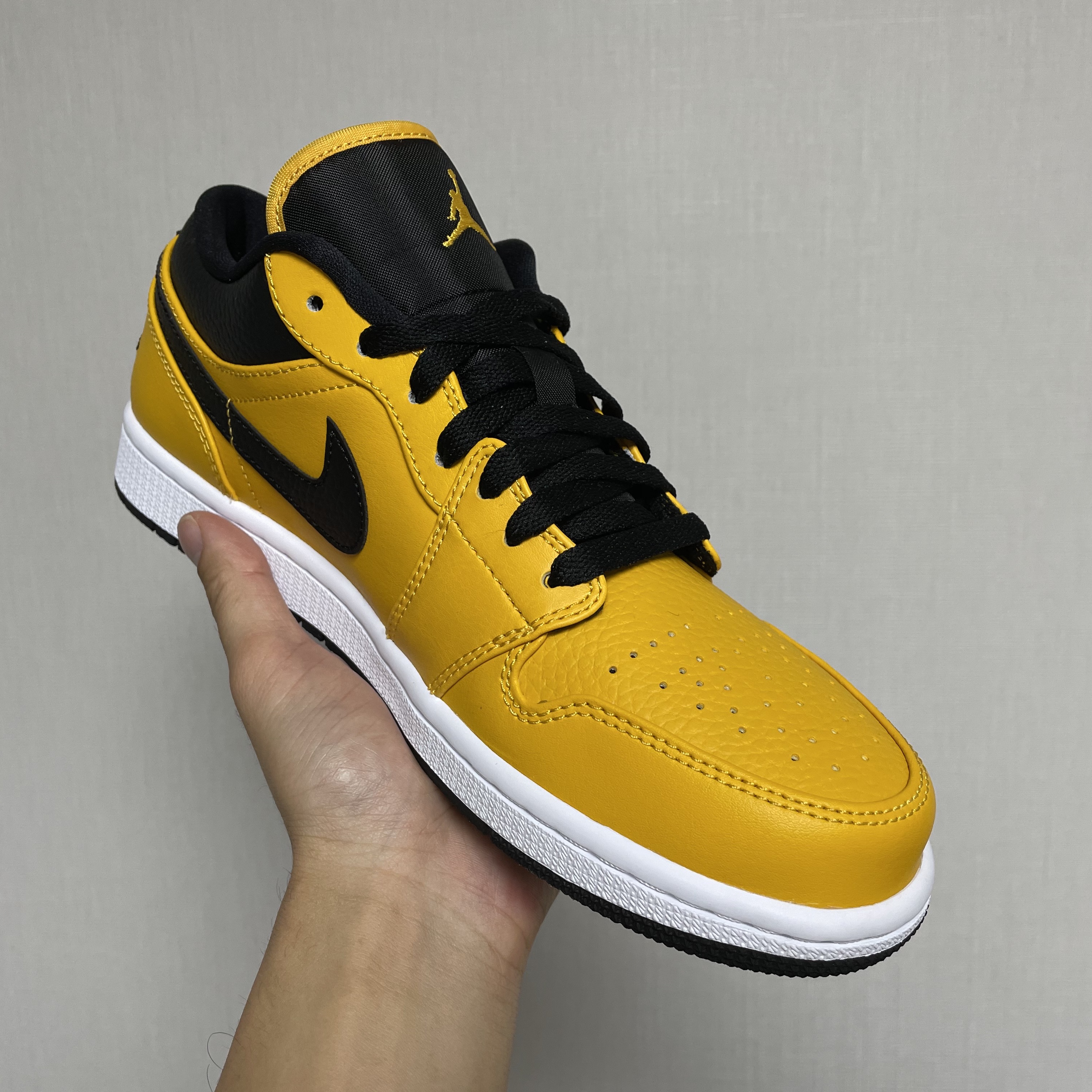 Jordan 1 Low University Gold Black 착용 스타일 - 4