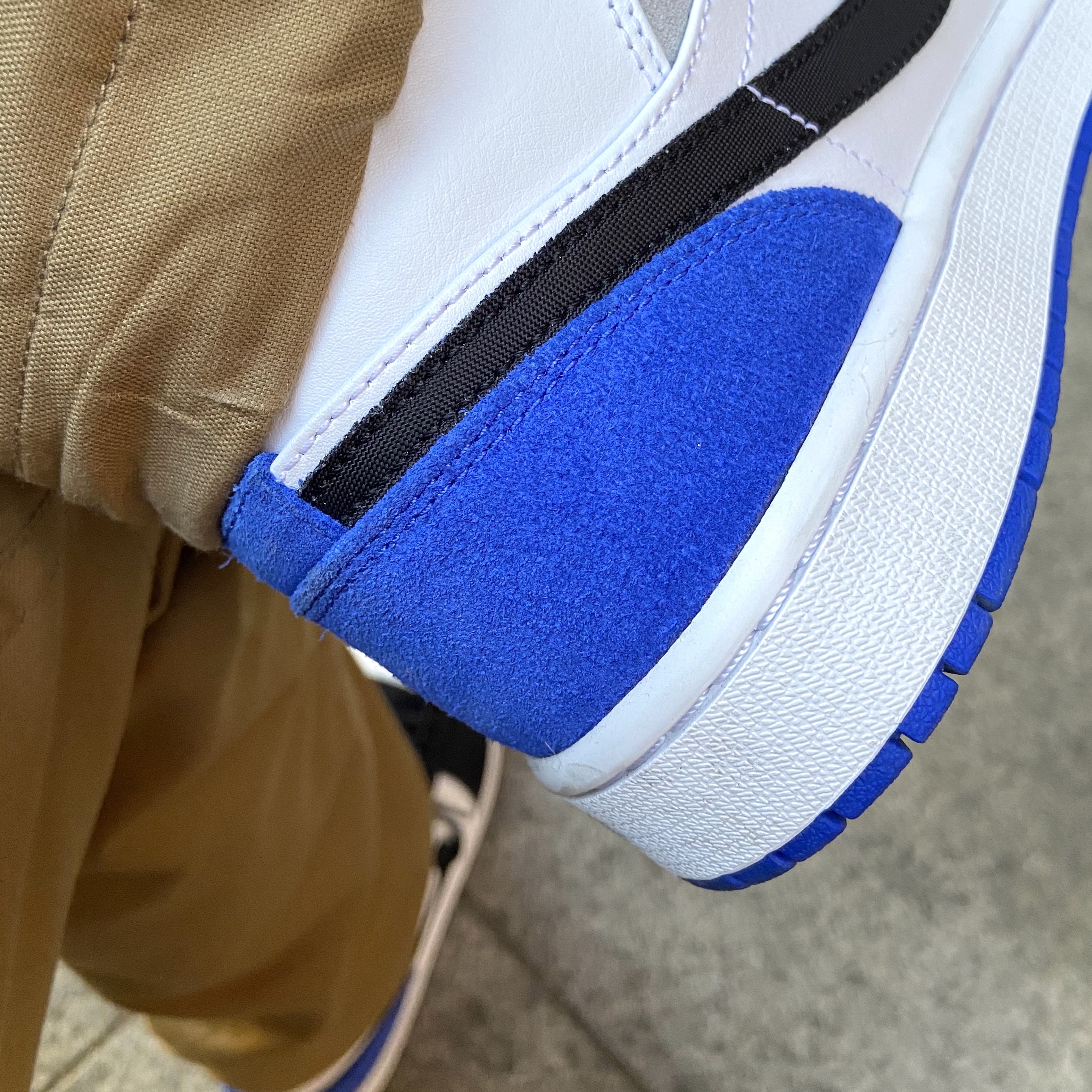 Jordan 1 Mid SE Hyper Royal 착용 스타일