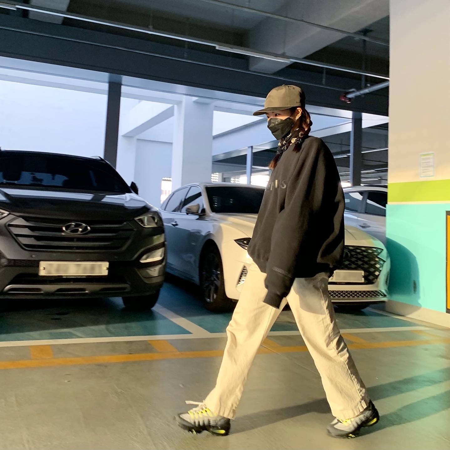 Nike Air Max 95 OG Neon Yellow 2020, Essentials 3D Silicon Applique Boxy Long Sleeve T-Shirt Dark Slate/Black 2020 착용 스타일