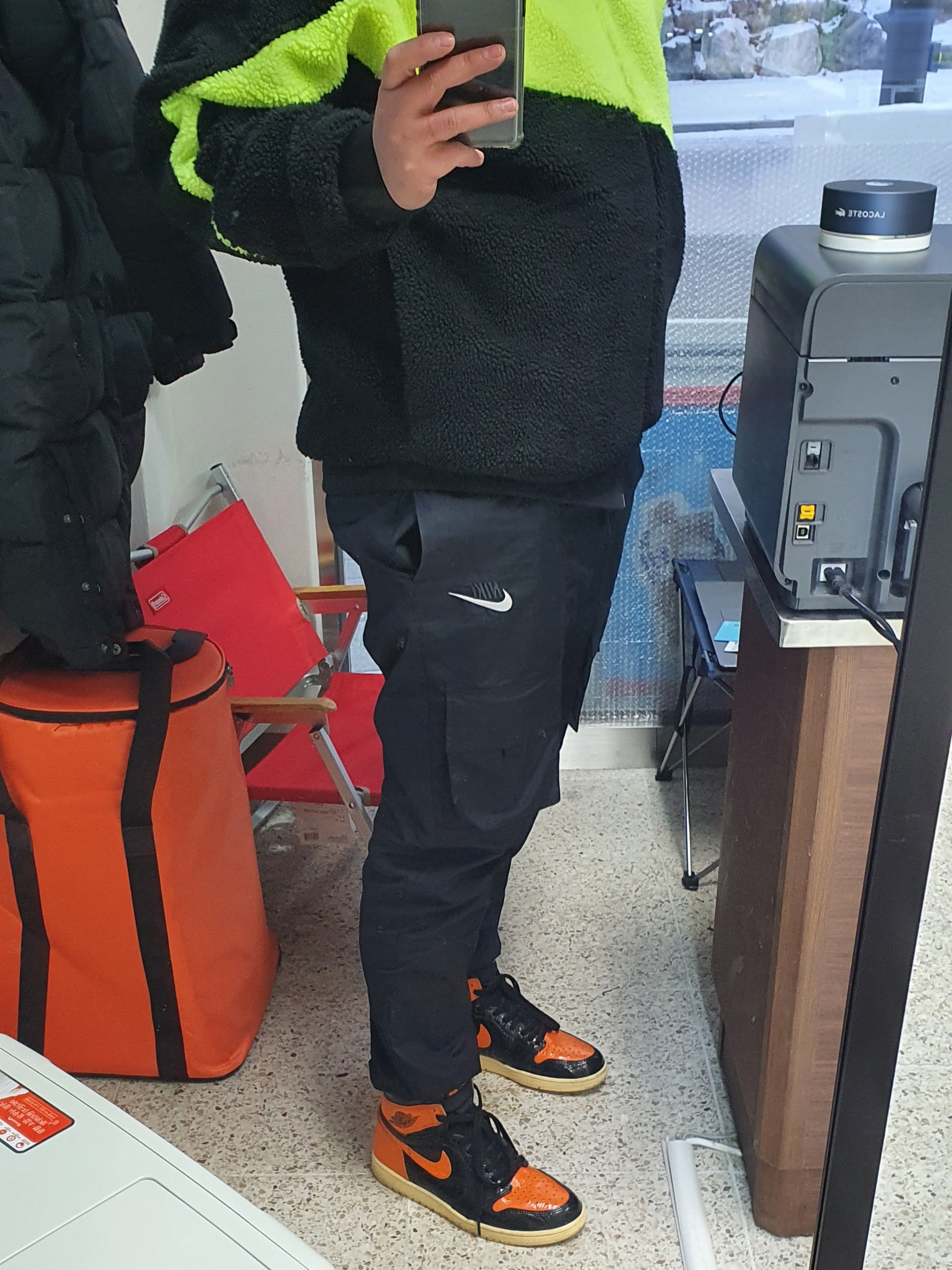 Jordan 1 Retro High Shattered Backboard 3.0, Nike Big Swoosh Full Zip Jacket Black Volt 착용 스타일