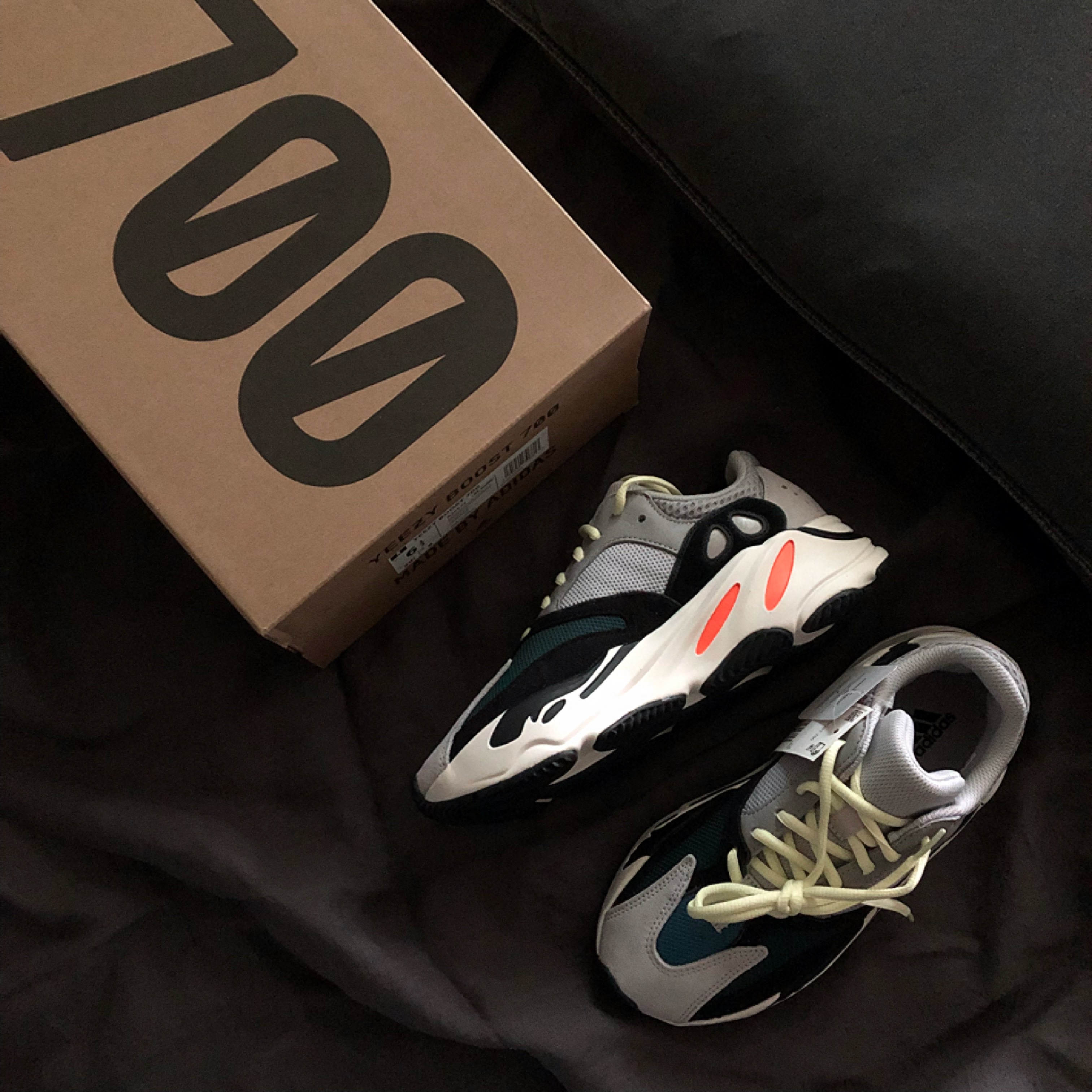 Adidas Yeezy Boost 700 Wave Runner Solid Grey 2017/2019 착용 스타일