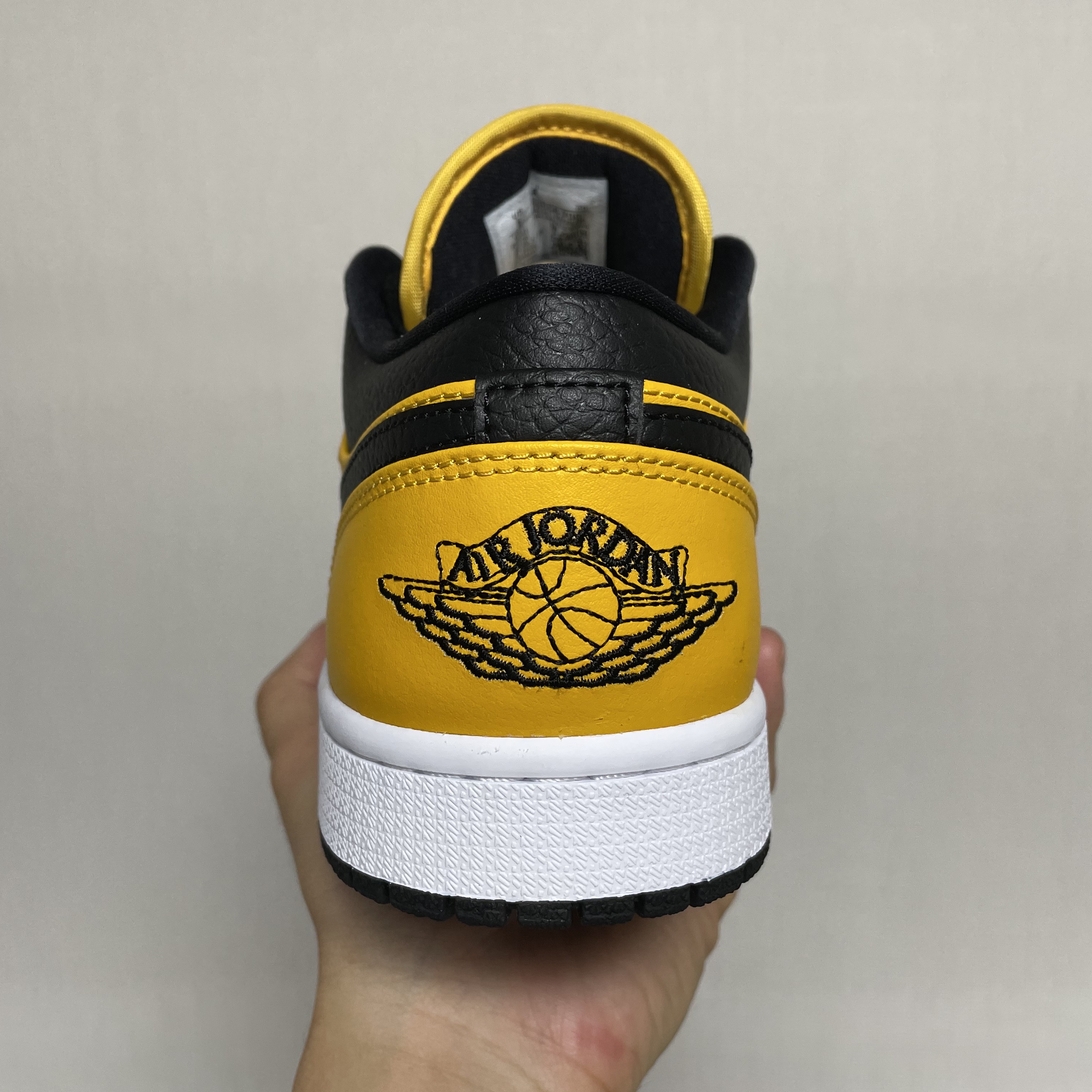 Jordan 1 Low University Gold Black 착용 스타일 - 3