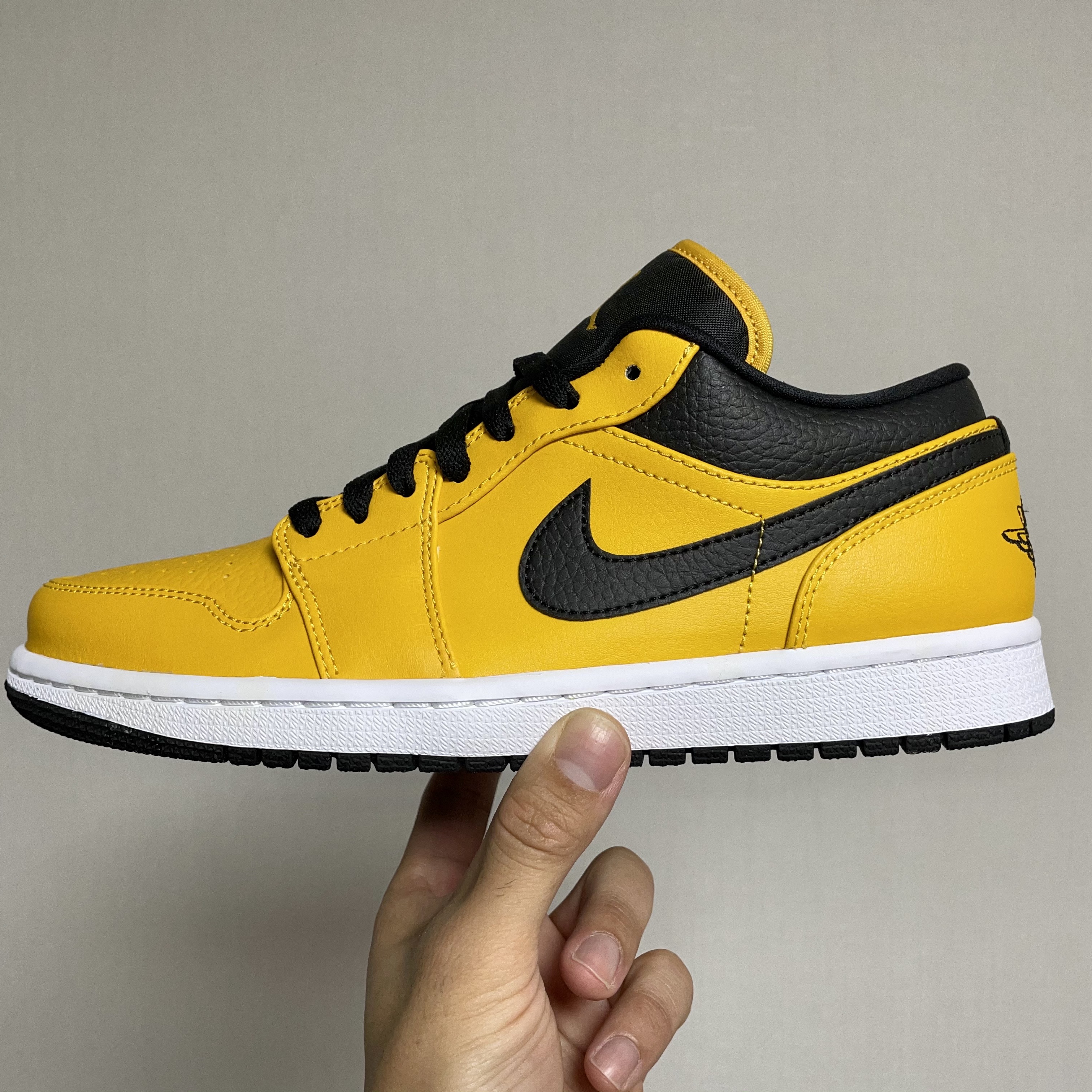 Jordan 1 Low University Gold Black 착용 스타일 - 1